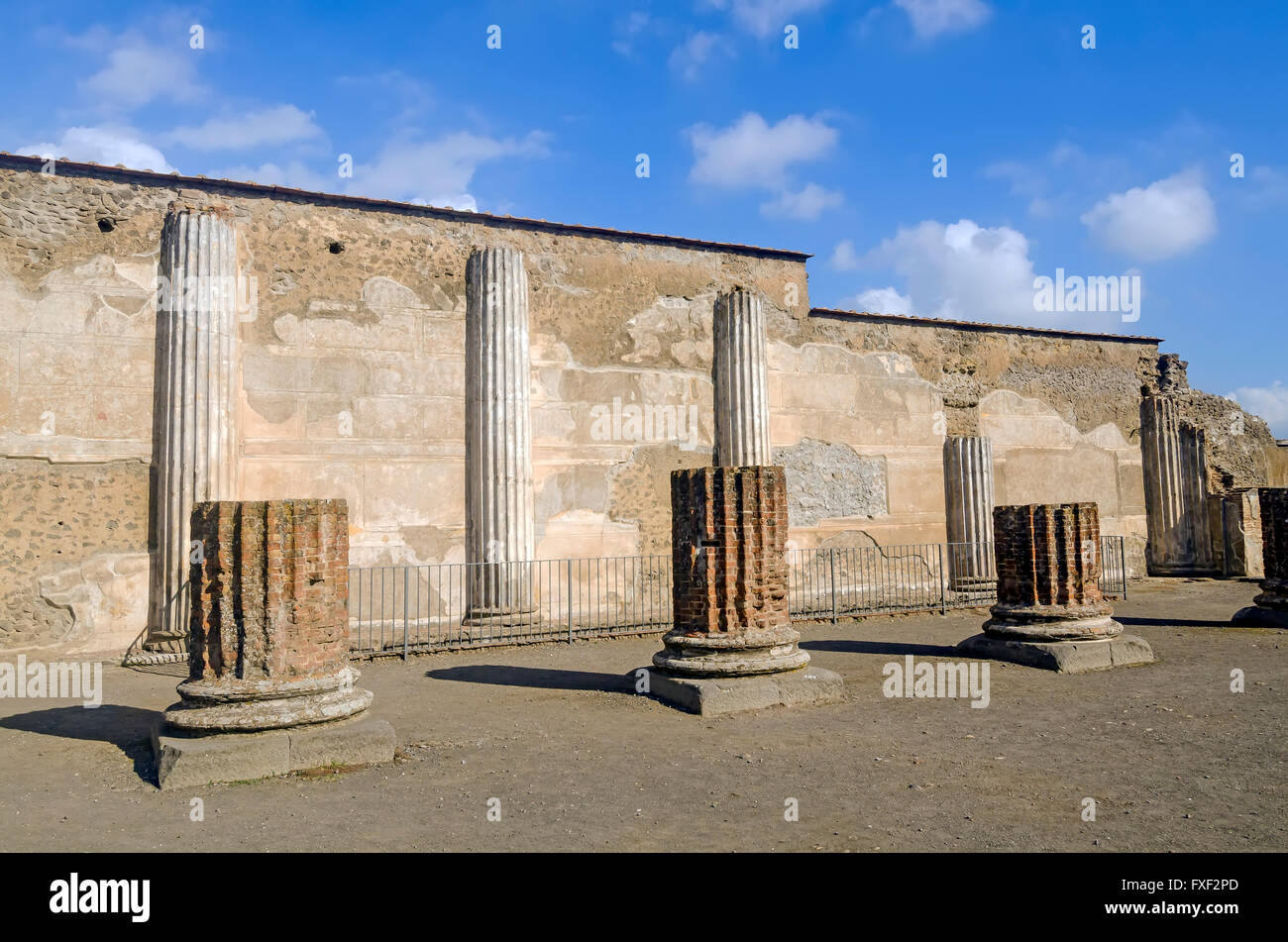 Fila di colonne in rovina, la basilica, Pompei Italia Foto Stock