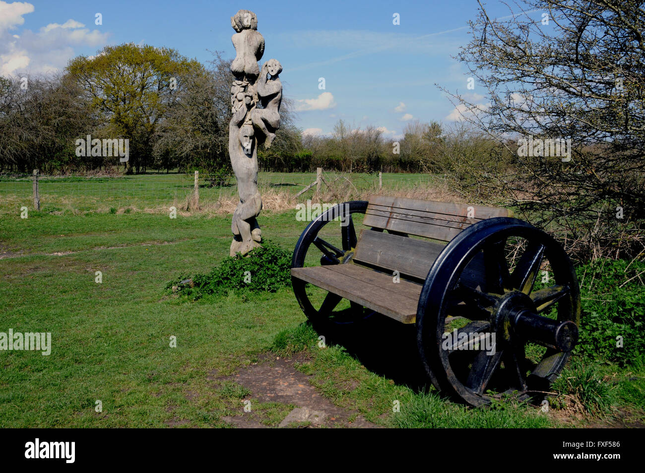 Un banco di lavoro realizzato dal vecchio carro ferroviario ruote e una scultura lungo il sentiero del cuculo nella contea inglese di East Sussex. Foto Stock