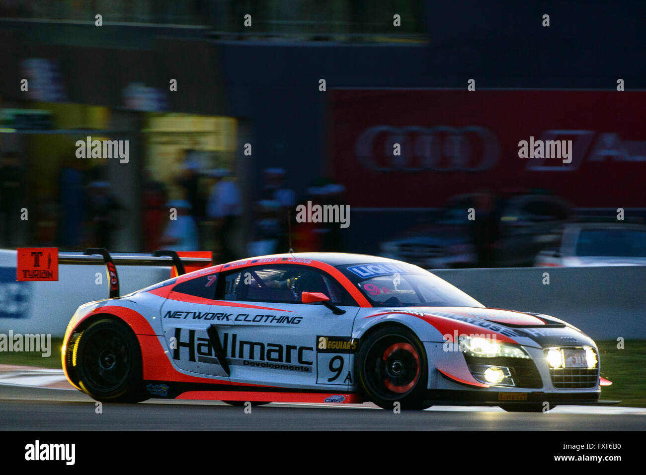 Febbraio 07, 2015 : n. 9 Hallmarc / Rete Abbigliamento - Audi R8 LMS Ultra guidato da Marc Cini / Mark Eddy / Christer Jons (GER) dischi di carbonio glow red hot dopo la venuta giù per la montagna, all'inizio dell'Liqui-Moly Bathurst 12 ora a monte Panorama circuito nel NSW, Australia Sydney, Australia. 07 Febbraio, 2016. © Hugh Peterswald/Alamy Live News Foto Stock