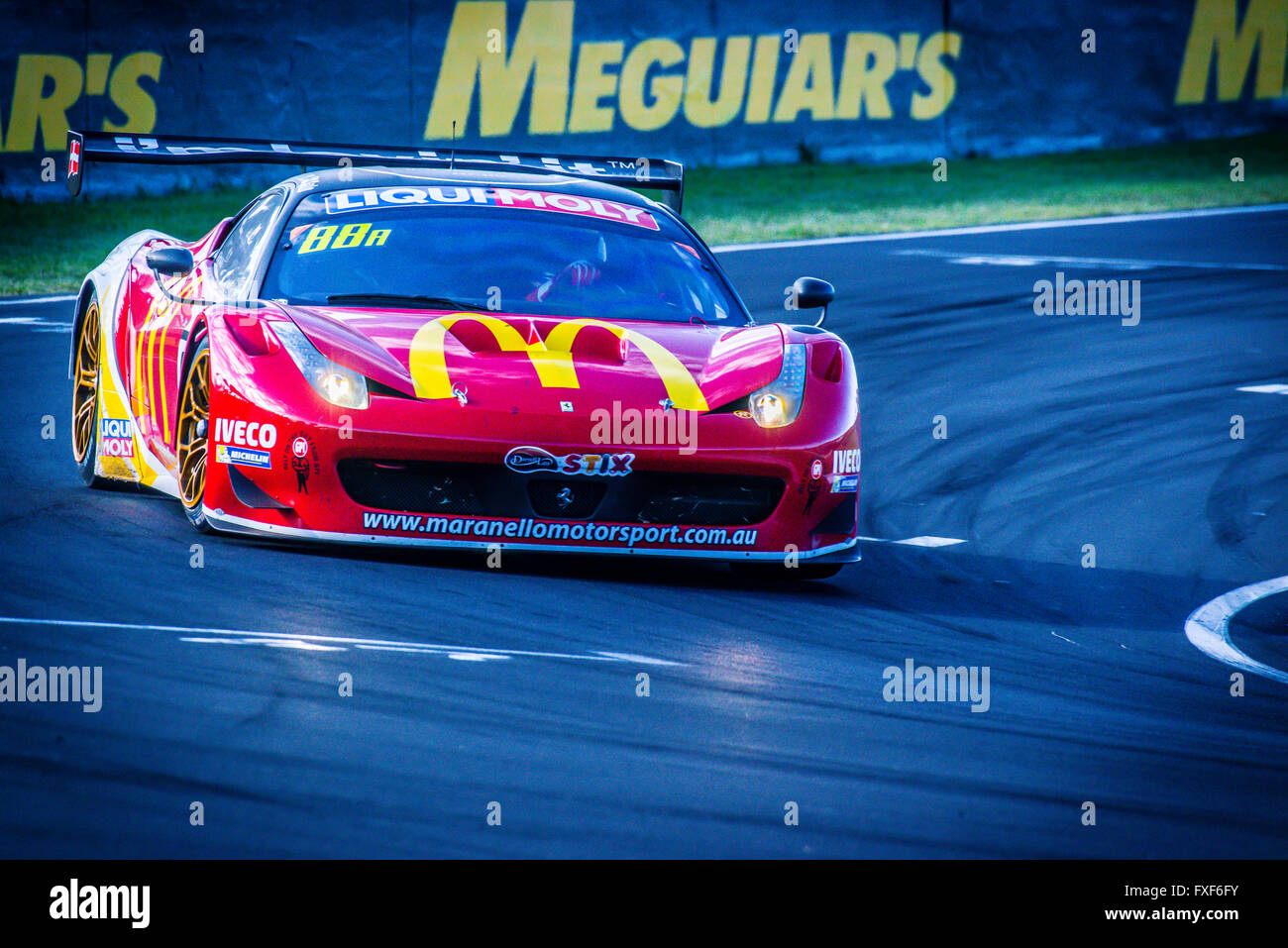 Febbraio 07, 2015 : No 88 McDonald's Maranello Motorsport - Ferrari 458 GT3 pilotato da Mika Salo (FIN) / Toni Vilander (FIN) / Tony D'Alberto / concedere Denyer durante il Liqui Moly Bathurst 12 ora a monte Panorama circuito nel NSW, Australia Sydney, Australia. 07 Febbraio, 2016. © Hugh Peterswald/Alamy Live News Foto Stock