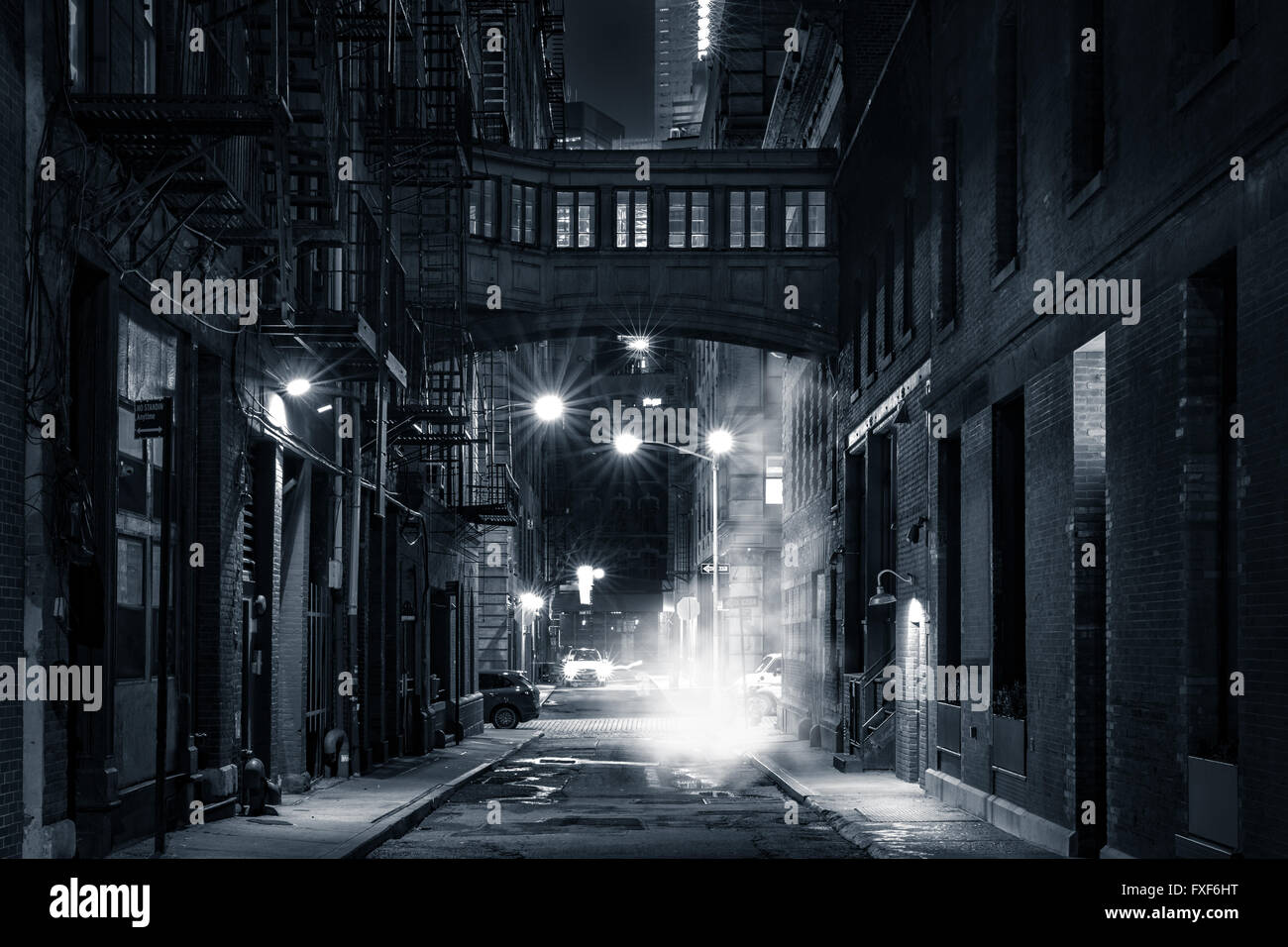 Moody visualizzazione monocromatica di fiocco street ponte sopraelevato di notte, in Tribeca New York City Foto Stock