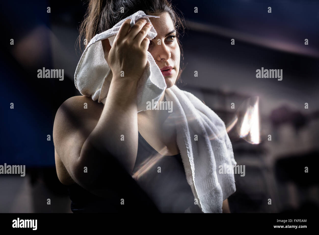 Donna tergi sudore con asciugamano Foto Stock
