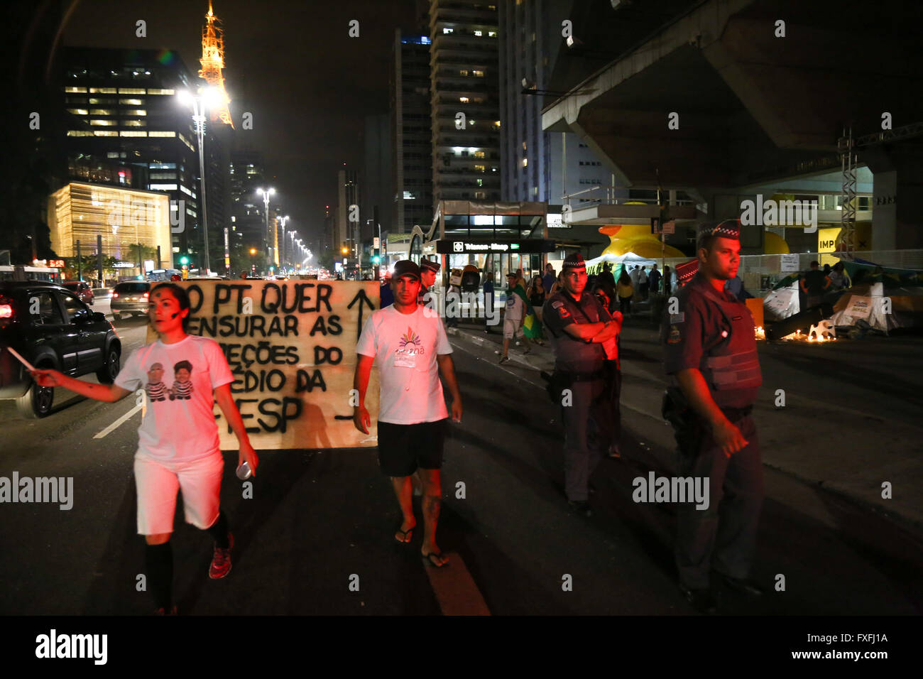 Sao Paulo, Brasile. Il 14 aprile, 2016. PRO-impeachment VEGLIA - manifestanti Pro-Impeachment detenute per la seconda notte consecutiva veglia di fronte della FIESP sede presso Avenida Paulista in S?o Paulo - SP tardi il giovedì (14). Causando congestioni in Paulista. Credito: Richard Callis/Alamy Live News Foto Stock