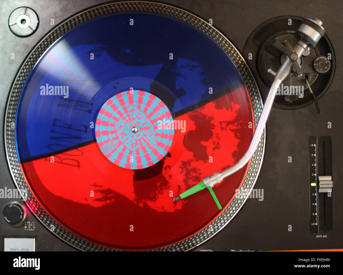 Dortmund, Germania. Xiii Apr, 2016. Un vinile riproduce su un record giocatore al vinile negozio 'in plastica nera' a Dortmund, Germania, il 13 aprile 2016. Numerosi negozi di record nell'area di sosta sono i cosiddetti 'RECORD STORE DAY 2016' dell'evento che offre musica gli appassionati e i collezionisti di edizioni limitate di esclusivi dischi in vinile. Foto: Ina Fassbender/dpa/Alamy Live News Foto Stock