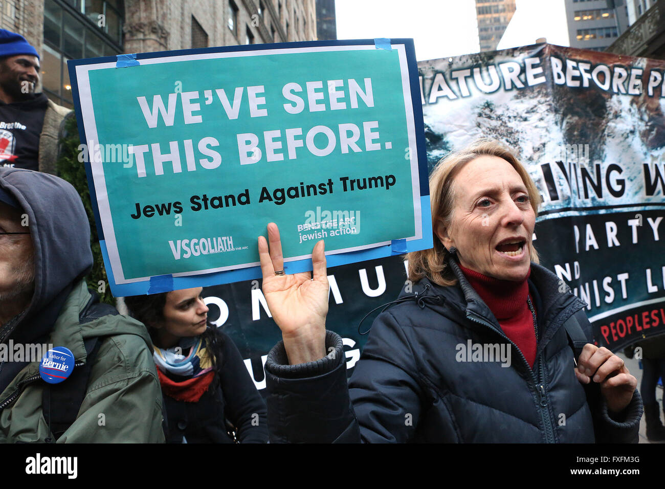 New York City, NY, STATI UNITI D'AMERICA. Xiv Apr, 2016. Una donna tenendo un cartello che dice "Abbiamo visto prima di questo. Ebrei contro Trump.' proteste nella città di New York. Centinaia di manifestanti hanno protestato candidato presidenziale repubblicano Donald Trump vicino al Grand Hyatt New York sulla 42nd Street e Lexington Avenue. Donald Trump è stato impostato a parlare in questo hotel per il NY membro repubblicano, Gala di una raccolta di fondi che ospita tutti i tre candidati Repubblicani che costa $1.000 una piastra. Credito: ZUMA Press, Inc./Alamy Live News Foto Stock