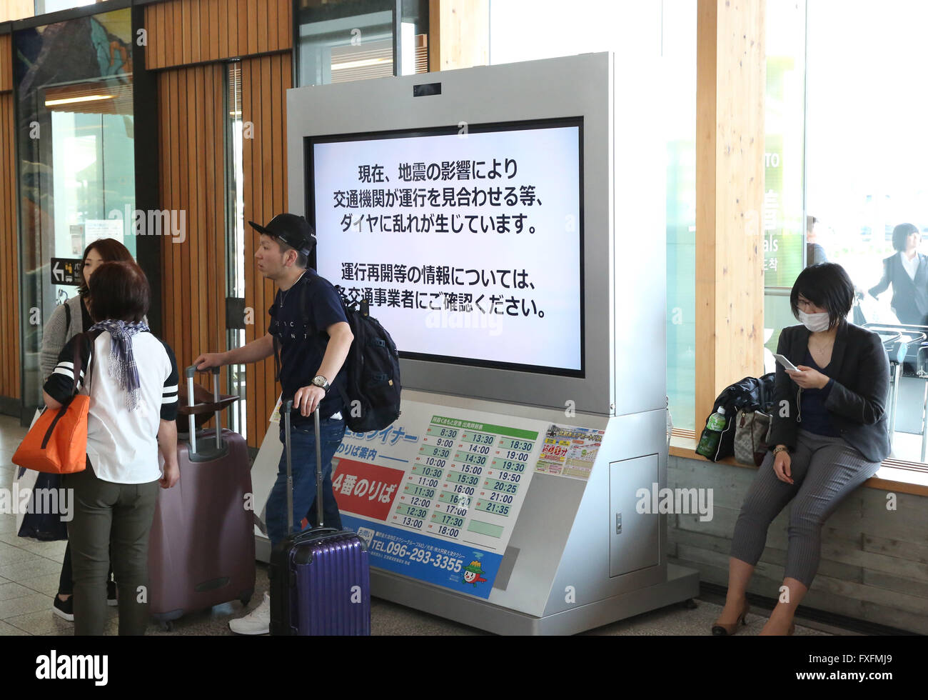 Kumamoto, Giappone. Xv Apr, 2016. I passeggeri di attendere all'aeroporto di Prefettura di Kumamoto, Giappone, 15 aprile 2016. Parti dei voli sono stati annullati dopo la grandezza-6.5 scossa di terremoto a sud-ovest del Giappone il giovedì notte. © Liu Tian/Xinhua/Alamy Live News Foto Stock