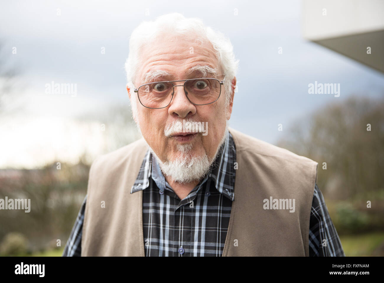 Amburgo, Germania. 07 apr, 2016. Tedesco-US cantante Bill Ramsey pone nel corso di un colloquio con il DPA ad Amburgo, Germania, 07 aprile 2016. Ramsey celebrerà il suo ottantacinquesimo compleanno il 17 aprile 2016. Foto: Christian Charisius/dpa/Alamy Live News Foto Stock
