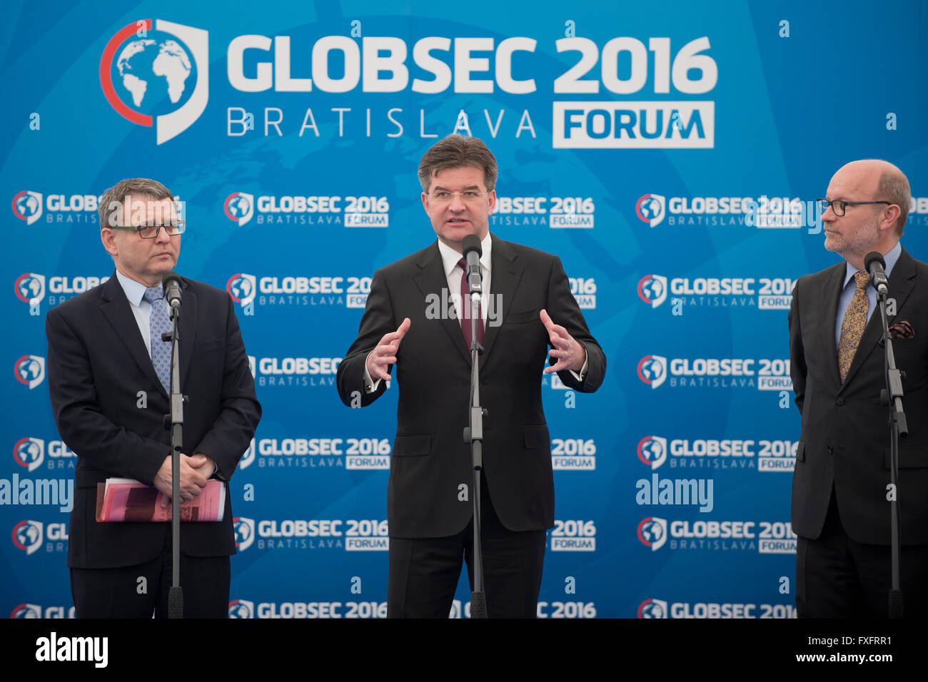 Bratislava, Slovacchia. Xv Apr, 2016. Tre giorni di conferenza internazionale Globsec inizia con i partecipanti tra cui ceco e slovacco ministri degli affari esteri, Lubomir Zaoralek (sinistra) e Miroslav Lajcak (centro) e presidente in carica e il Presidente della Repubblica slovacca Commissione atlantica Rastislav Kacer (destro) a Bratislava, in Slovacchia, 15 aprile 2016. © Martin Mikula/CTK foto/Alamy Live News Foto Stock