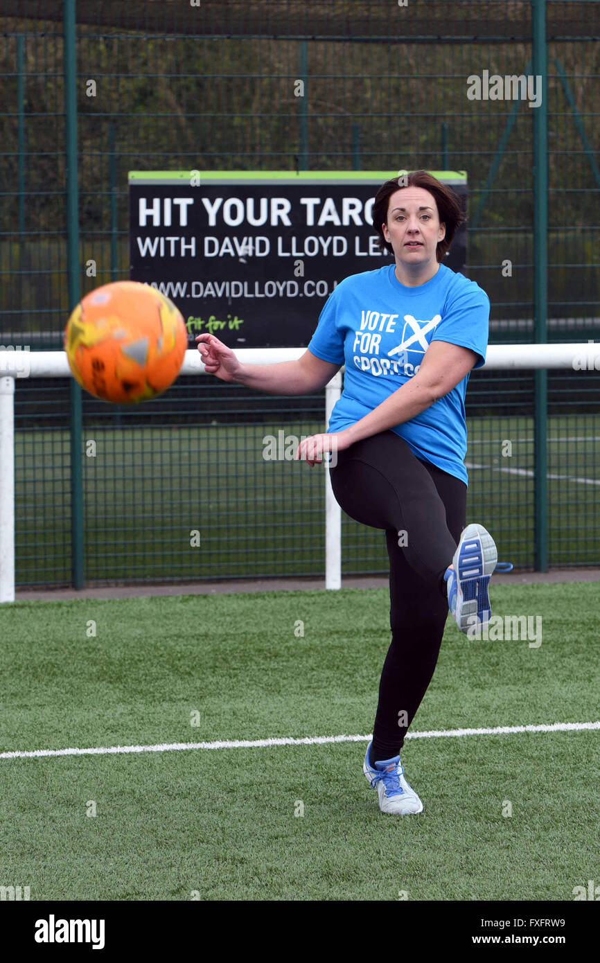 Edimburgo, Scozia, Regno Unito, 15 Aprile, 2016. Scottish leader laburista Dugdale Kezia prende un obiettivo calcio a 'Little Miss kicker' girls' calcio sessione di formazione alla comunità Spartans Football Academy per evidenziare il ruolo dello sport come lei le campagne per il Parlamento Scozzese elezioni, Credito: Ken Jack / Alamy Live News Foto Stock