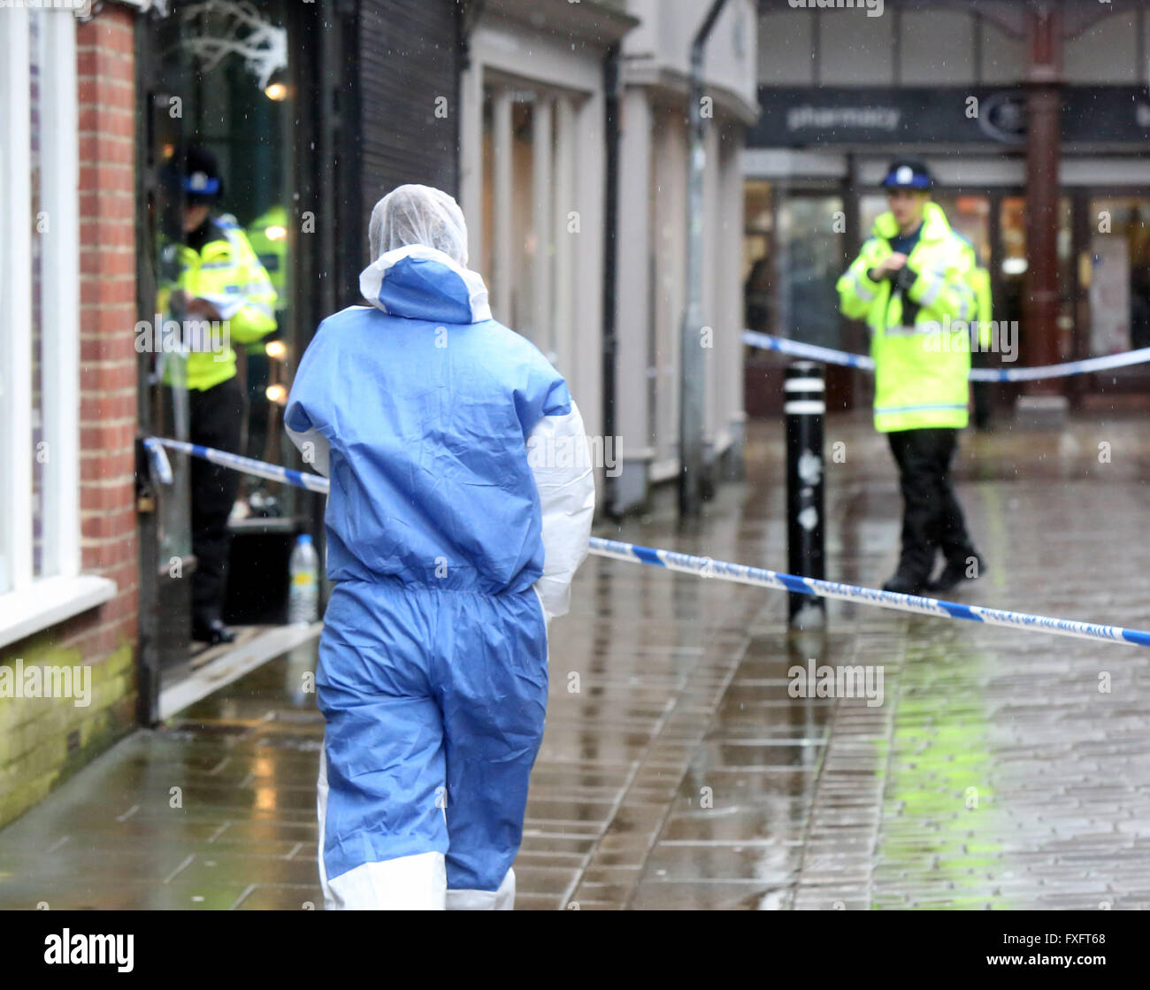 Winchester, Hampshire, Regno Unito. Il 15 aprile 2016. Un gioielliere hampshire è mirata in una rapina a mano armata in una città Hampshire. Winchester city center è venuto ad un arresto totale dopo la rapina alla giustizia i gioiellieri di pergamena Street questa mattina. Si è creduto che la rapina coinvolti almeno tre persone. Almeno 8 auto della polizia sono state parcheggiate intorno a pergamena Street e sul monitoraggio del tratto St George's Street come ufficiali gridò al pubblico di restare indietro. © uknip/Alamy Live News Foto Stock