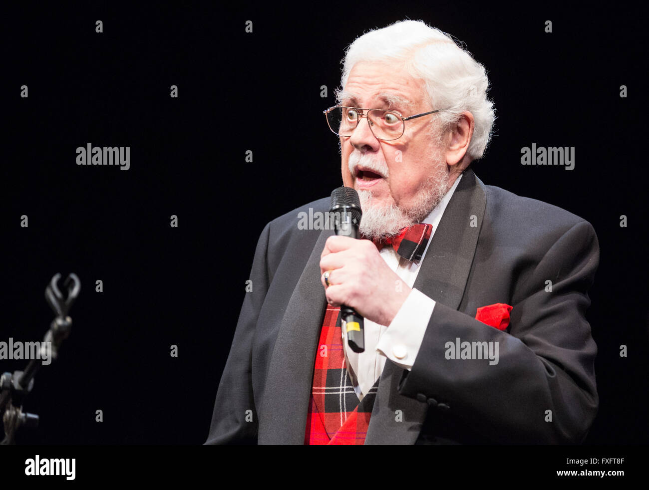Amburgo, Germania. Xi Apr, 2016. US-musicista tedesco e il cantante Bill Ramsey esegue durante un concerto ad Amburgo, Germania, 11 aprile 2016. Foto: Christian Charisius/dpa/Alamy Live News Foto Stock