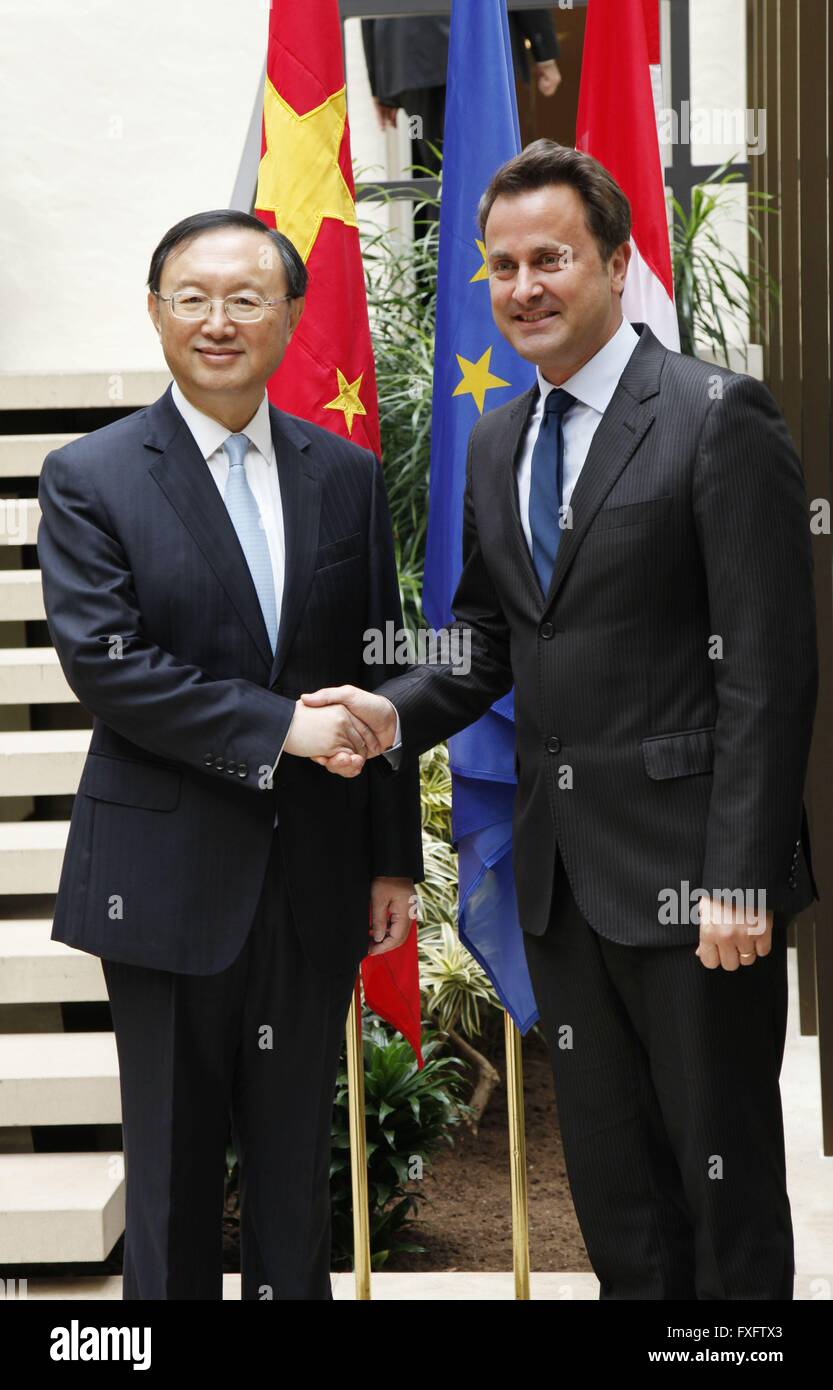 (160415) -- Bruxelles, 15 aprile 2016 (Xinhua) -- Il primo ministro lussemburghese Xavier Bettel (R) soddisfa con visita di Stato cinese il Consigliere Yang Jiechi in Lussemburgo, 15 aprile 2016. (Xinhua/Wang Xiaojun) Foto Stock