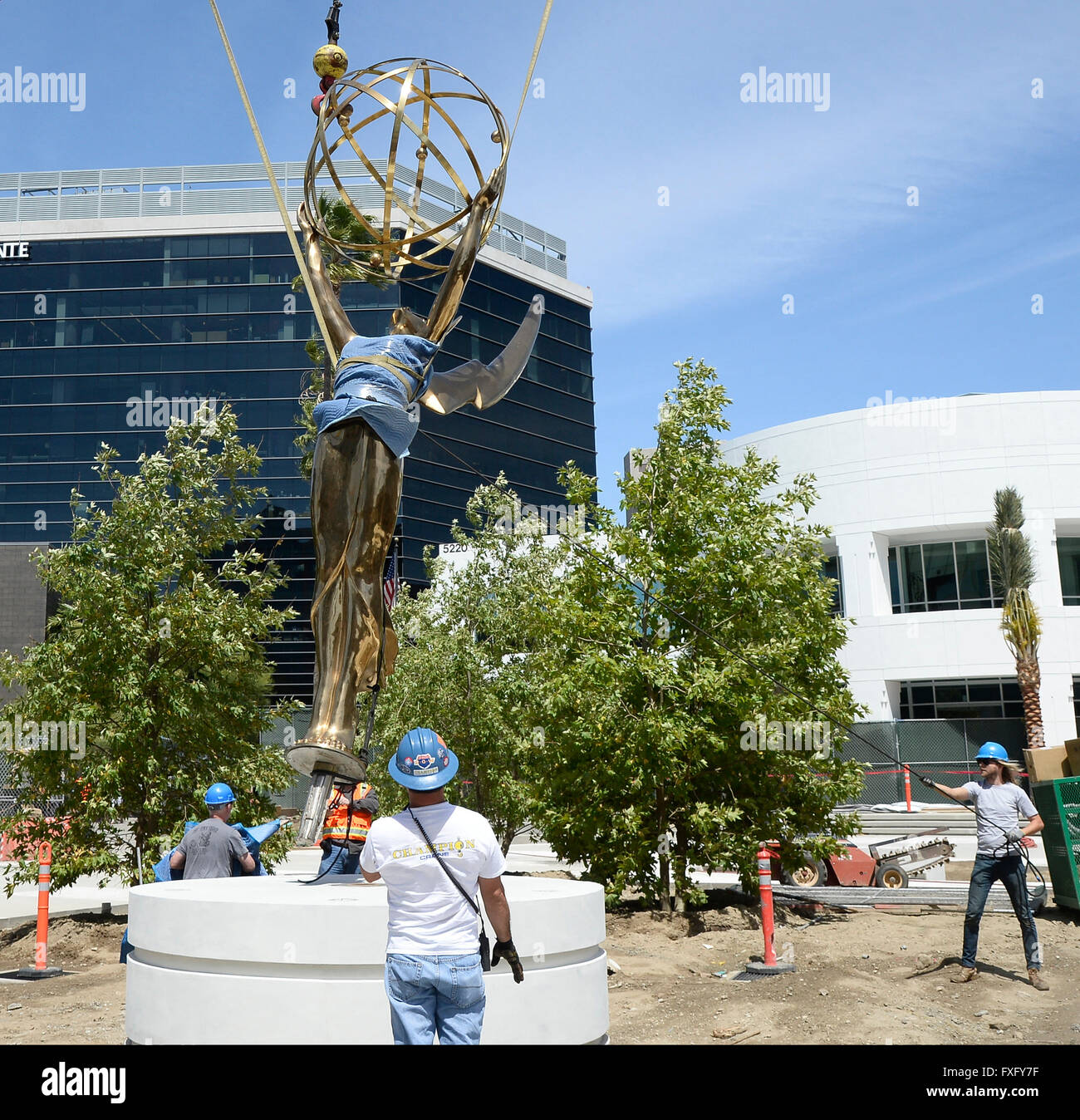 North Hollywood CA. Xv Apr, 2016. Il più grande del mondo di Emmy statuetta come fa il suo ora-lungo viaggio lungo la California Highway 101 da est di Los Angeles per la sua nuova casa a la Television Academy di North Hollywood campus. A quasi un anno di preparazione, il 18-piedi alti, 1750 pound golden Emmy replica raffigura l'alata musa dell' arte tenendo un atomo di elettroni. Cast in silicio puro bronzo, ella era faticosamente creato da 45 artigiani separato. Credito: ZUMA Press, Inc./Alamy Live News Foto Stock