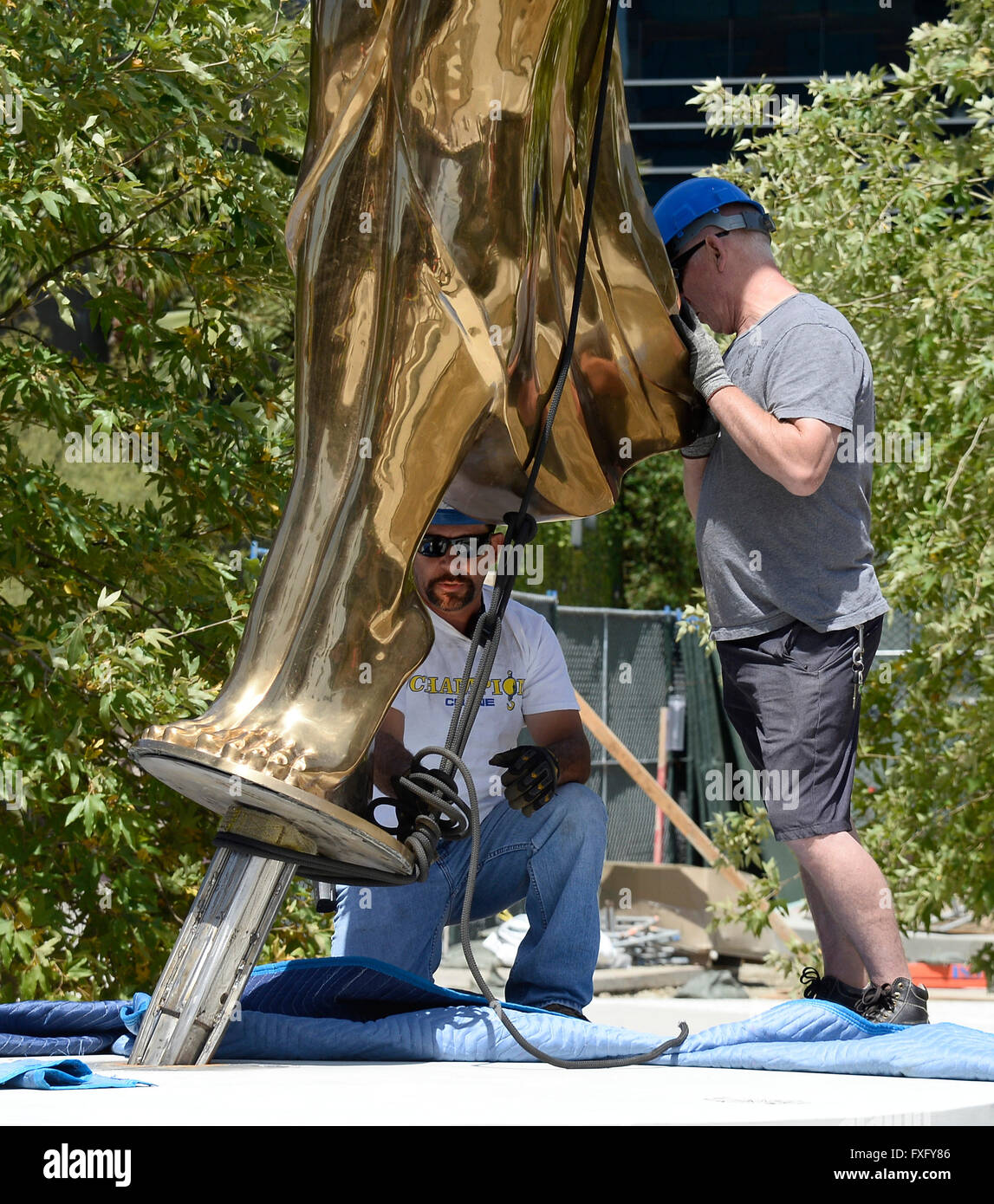 North Hollywood CA. Xv Apr, 2016. Il più grande del mondo di Emmy statuetta come fa il suo ora-lungo viaggio lungo la California Highway 101 da est di Los Angeles per la sua nuova casa a la Television Academy di North Hollywood campus. A quasi un anno di preparazione, il 18-piedi alti, 1750 pound golden Emmy replica raffigura l'alata musa dell' arte tenendo un atomo di elettroni. Cast in silicio puro bronzo, ella era faticosamente creato da 45 artigiani separato. Credito: ZUMA Press, Inc./Alamy Live News Foto Stock