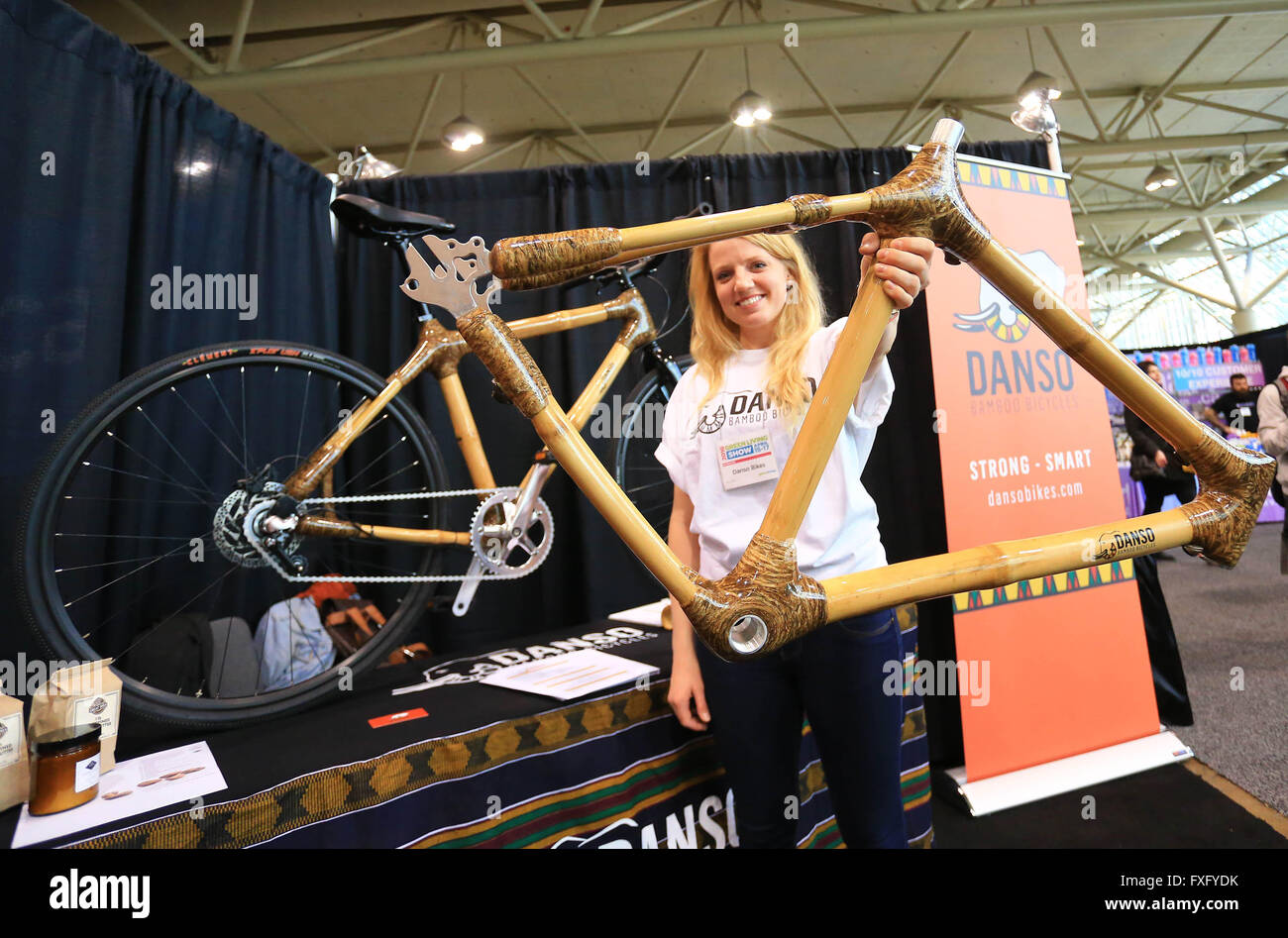 Toronto, Canada. Xv Apr, 2016. Espositore Brittany banche mostra un bambù telaio di bicicletta durante il 2016 vita verde mostra presso il centro convegni Metro Toronto a Toronto, Canada, 15 aprile 2016. Come North American la più grande eco-consumatore mostra, l'evento di tre giorni ha dato dei calci a fuori il venerdì che offre ispirazione per tutte le età con la reale e sano stile di vita verde. © Zou Zheng/Xinhua/Alamy Live News Foto Stock