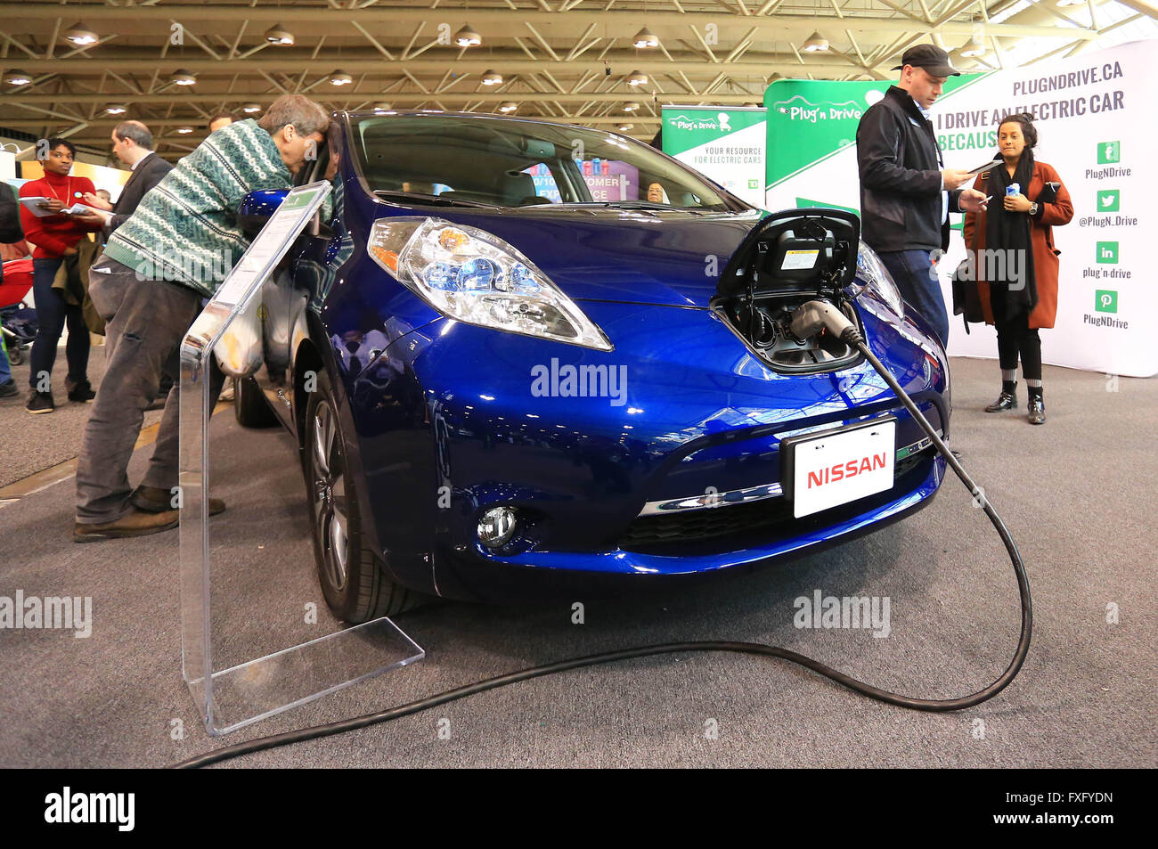 Toronto, Canada. Xv Apr, 2016. I visitatori osservano una Nissan del veicolo elettrico durante il 2016 vita verde mostra presso il centro convegni Metro Toronto a Toronto, Canada, 15 aprile 2016. Come North American la più grande eco-consumatore mostra, l'evento di tre giorni ha dato dei calci a fuori il venerdì che offre ispirazione per tutte le età con la reale e sano stile di vita verde. © Zou Zheng/Xinhua/Alamy Live News Foto Stock