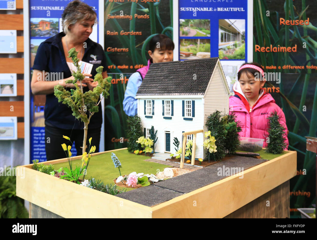Toronto, Canada. Xv Apr, 2016. I visitatori osservano una casa verde e giardino modello durante il 2016 vita verde mostra presso il centro convegni Metro Toronto a Toronto, Canada, 15 aprile 2016. Come North American la più grande eco-consumatore mostra, l'evento di tre giorni ha dato dei calci a fuori il venerdì che offre ispirazione per tutte le età con la reale e sano stile di vita verde. © Zou Zheng/Xinhua/Alamy Live News Foto Stock