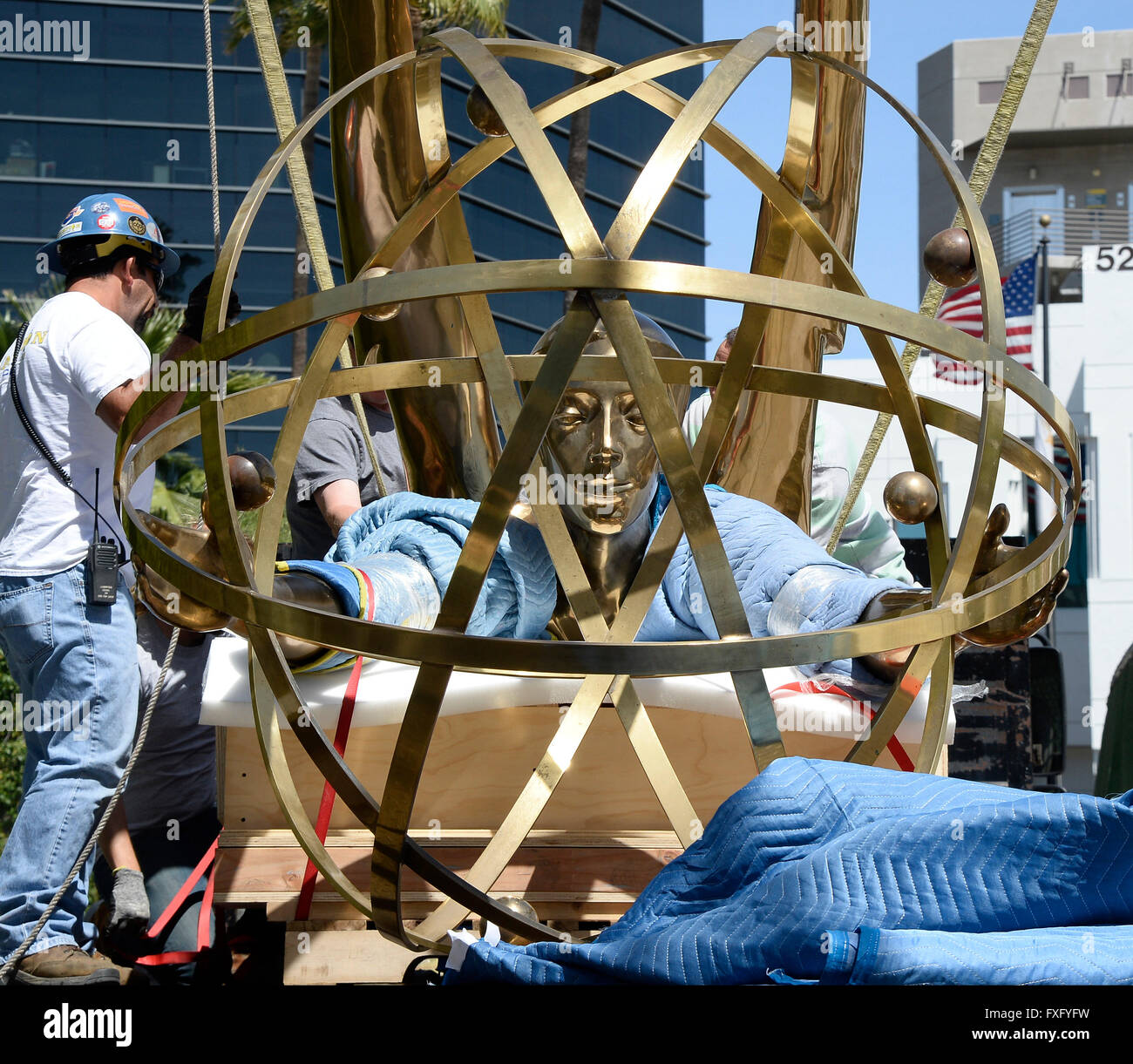 A nord di Hollywood, California, Stati Uniti d'America. Xv Apr, 2016. Il più grande del mondo di Emmy statuetta come fa il suo ora-lungo viaggio lungo la California Highway 101 da est di Los Angeles per la sua nuova casa a la Television Academy di North Hollywood campus. A quasi un anno di preparazione, il 18-piedi alti, 1750 pound golden Emmy replica raffigura l'alata musa dell' arte tenendo un atomo di elettroni. Cast in silicio puro bronzo, ella era faticosamente creato da 45 artigiani separato. © Gene Blevins/ZUMA filo/Alamy Live News Foto Stock