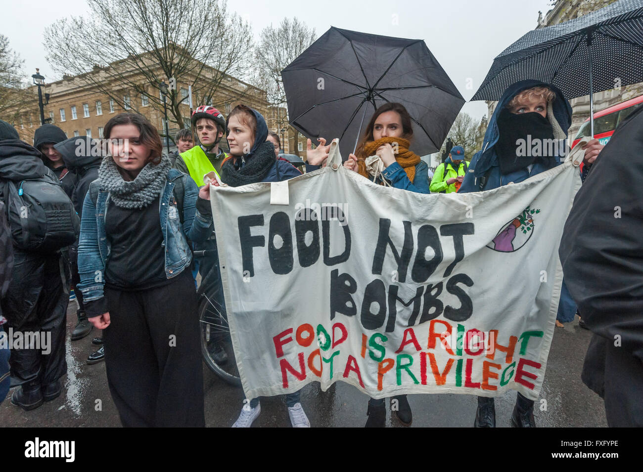 Londra, Regno Unito. Il 15 aprile, 2016. Gli attivisti di tenere un banner "Cibo non bombe - il cibo è un diritto, non un privilegio' all' inizio del mese di marzo con i senzatetto portato mediante azione diretta del gruppo cucina strade che che supporta senzatetto sulle strade di Londra. Peter Marshall / Alamy Live News Foto Stock