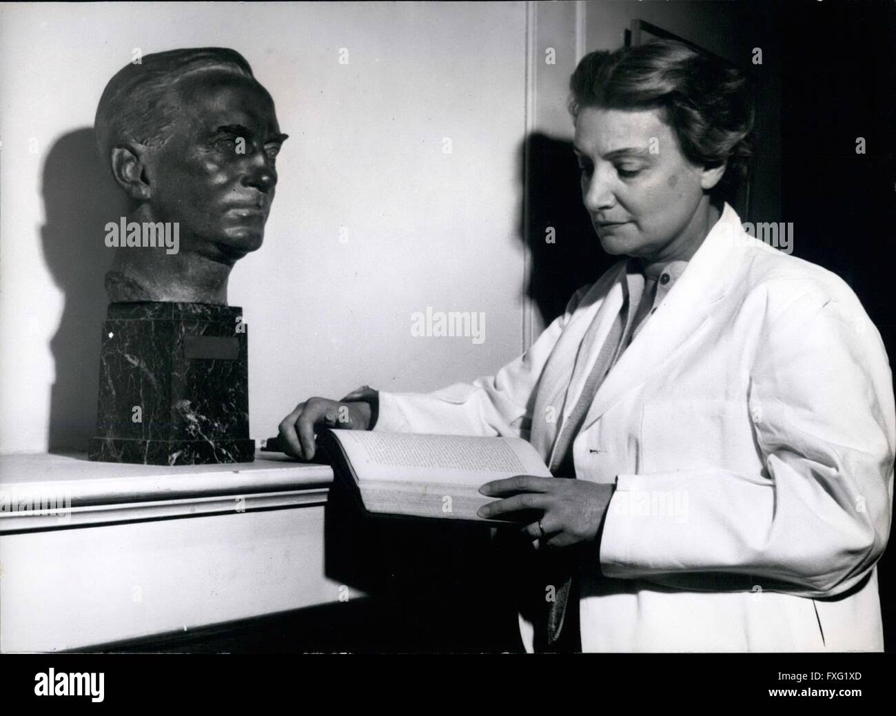 1956 - Lady Fleming porta sul suo marito della signora lavoro Fleming da un busto di Sir Alexander Fleming da E.R. Bevan, Chelsea artista e amico di Sir Alexander, che è conservato nella biblioteca dell'Istituto Wright-Fleming. © Keystone Pictures USA/ZUMAPRESS.com/Alamy Live News Foto Stock