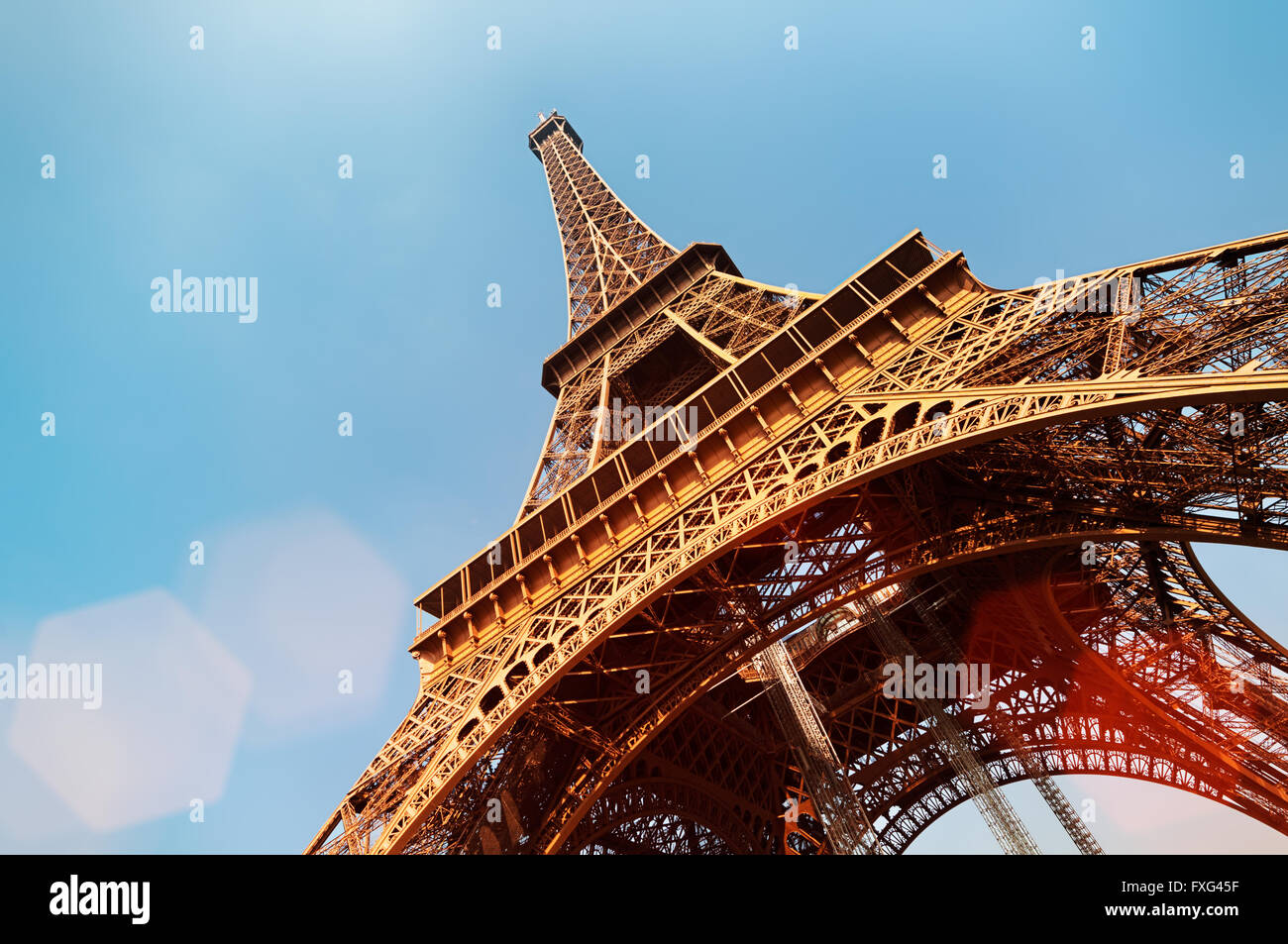 Torre Eiffel con lens flare e copia di spazio. Foto Stock