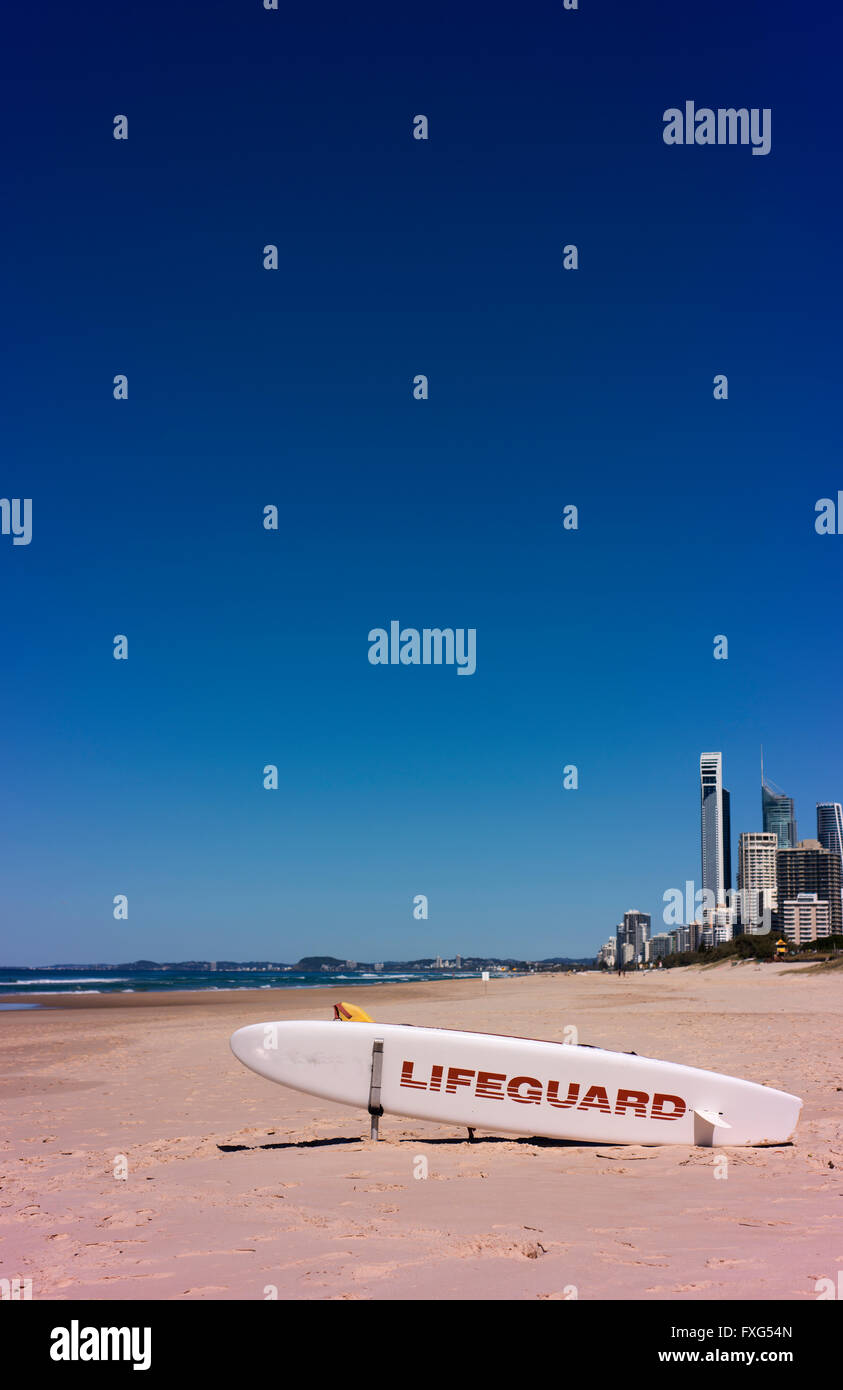 Il bagnino di salvataggio con la tavola da surf sulla spiaggia di Gold Coast. Foto Stock