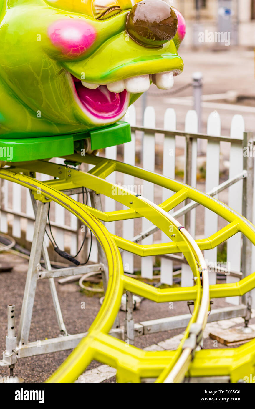 Roller Coaster con caterpillar verde-treno sagomato Foto Stock