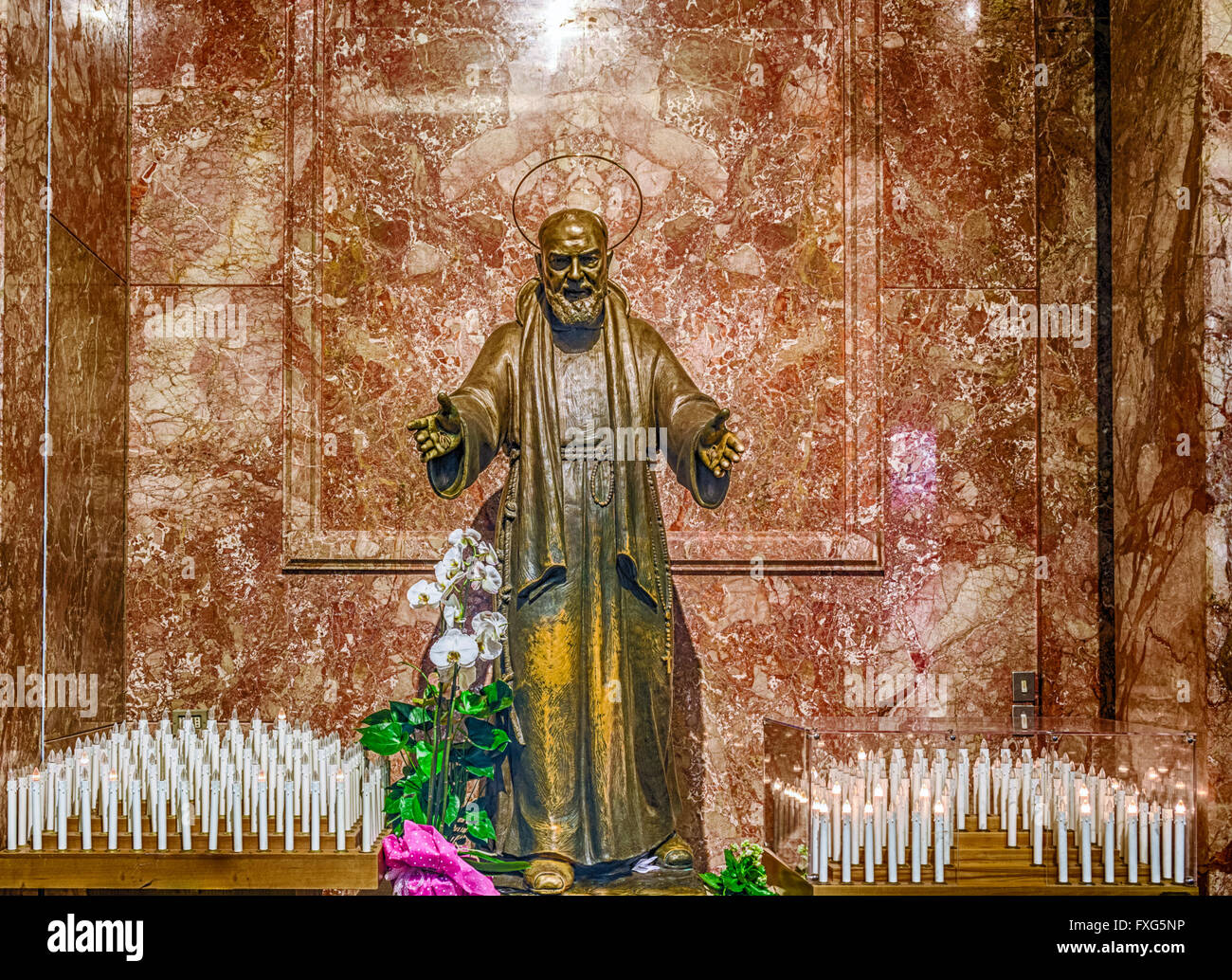 Padre pio santuario immagini e fotografie stock ad alta risoluzione - Alamy