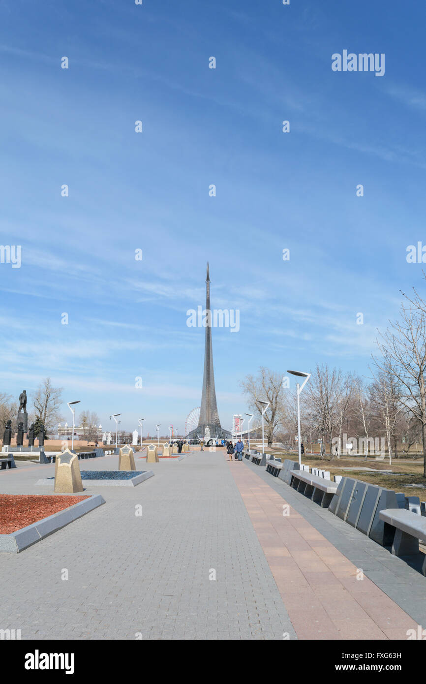 Mosca, Russia - Marzo 29, 2016: Vicolo dei cosmonauti - memorial strada pedonale a nord di Mosca nella parte anteriore del VDNH Foto Stock