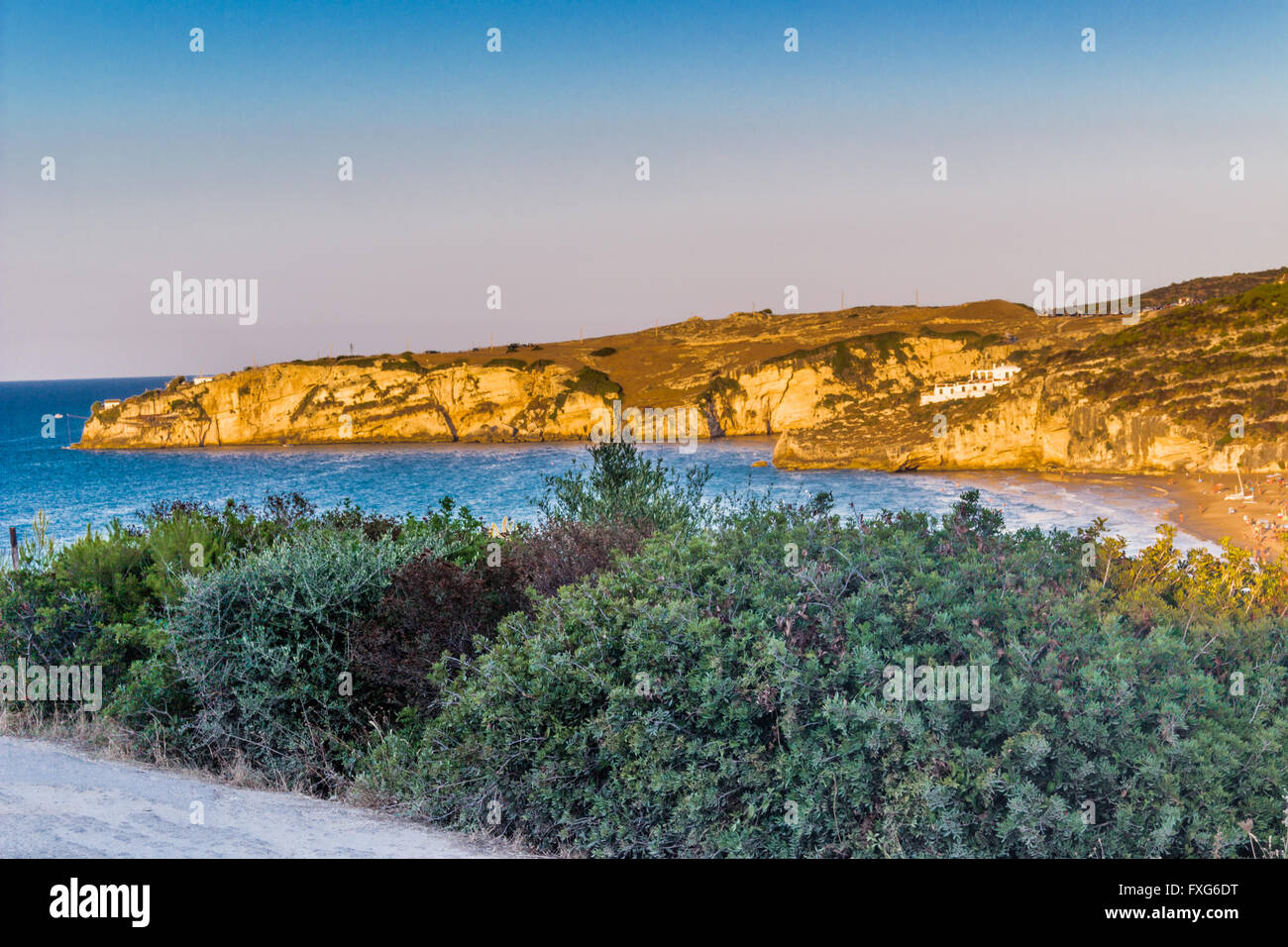 La costa rocciosa del Gargano in Puglia Foto Stock