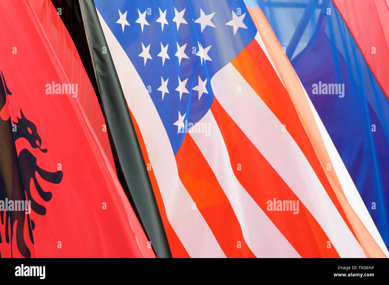 Bandiera degli Stati Uniti d'America circondato da una serie di altre bandiere nazionali Foto Stock