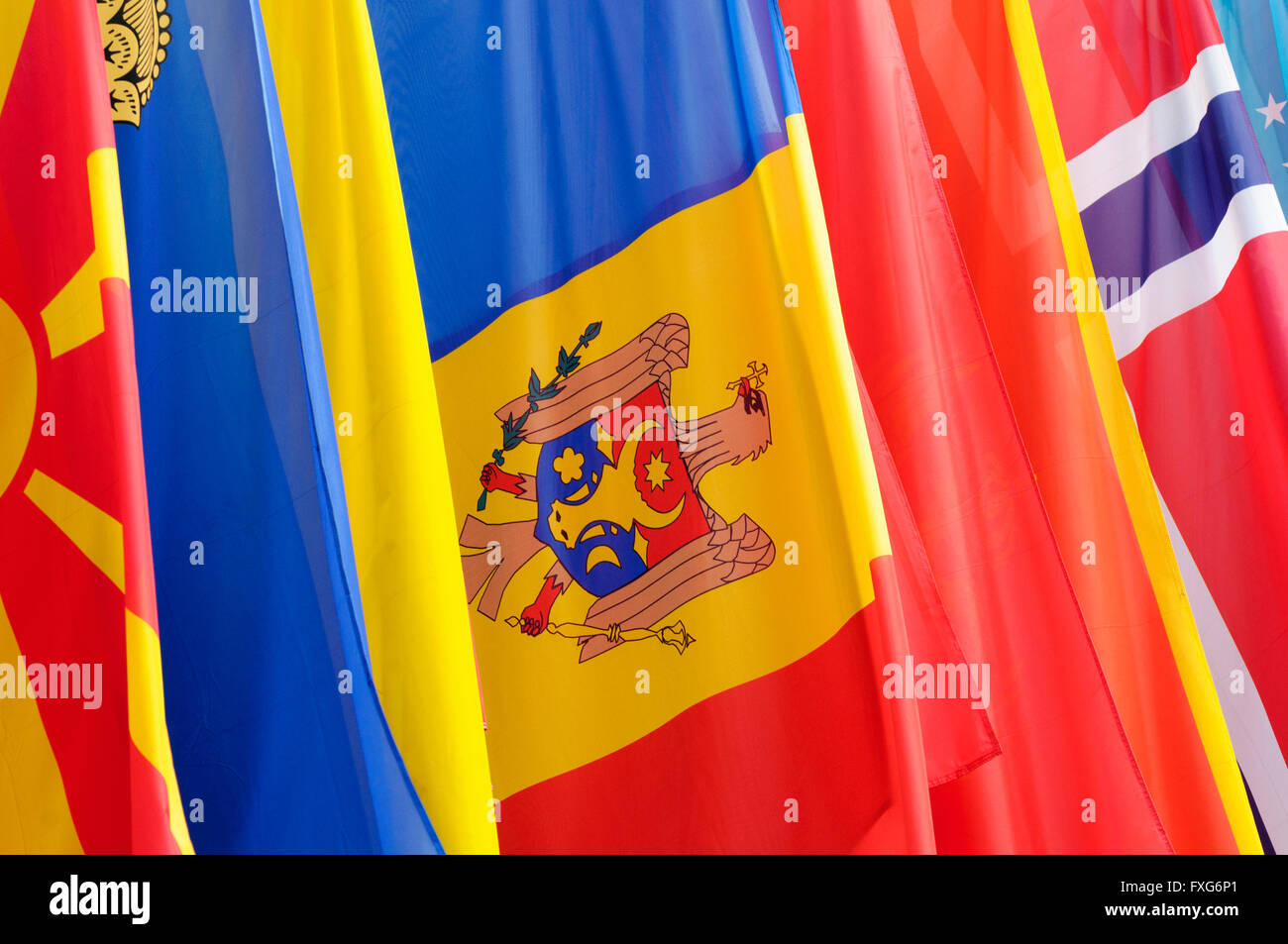 Bandiera della Moldavia è circondato da una serie di altre bandiere nazionali Foto Stock