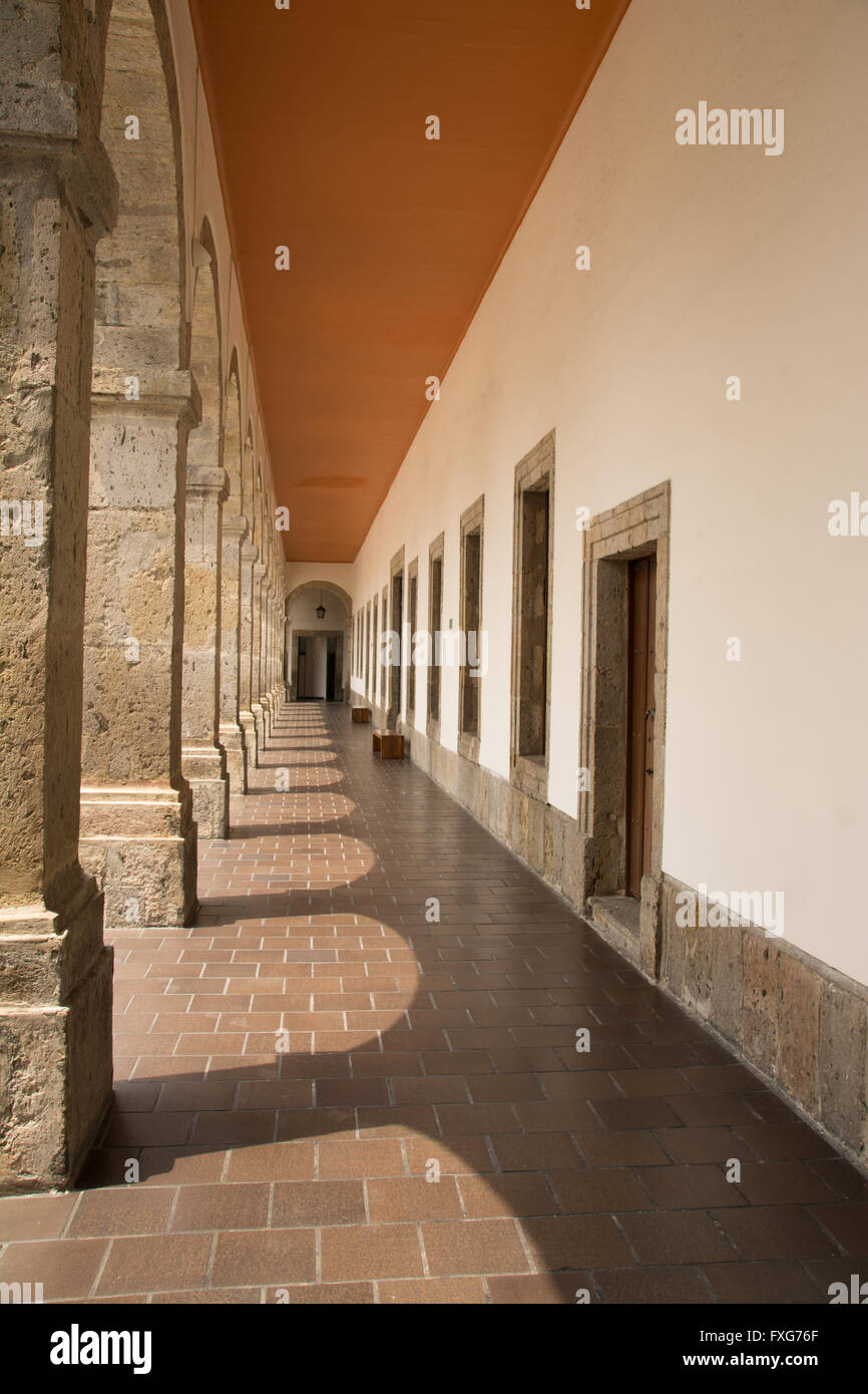 Ombre sotto i portici di un vecchio edificio, Museo Instituto Cultural Cabanas de Guadalajara, Messico. Foto Stock