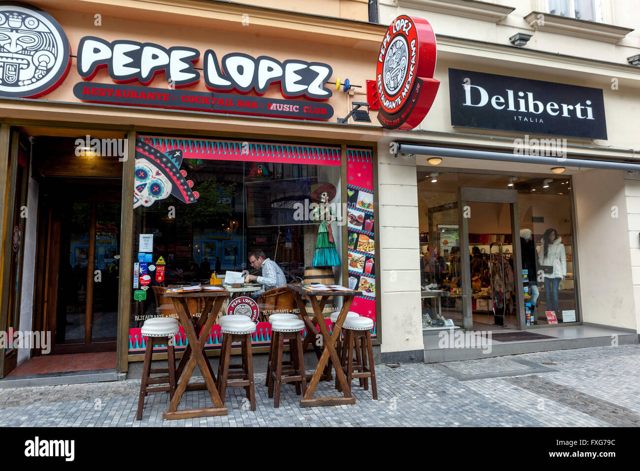 Ristorante Pepe Lopez e Deliberti negozio di moda, strada di Na Prikope, Praga, Repubblica Ceca Foto Stock