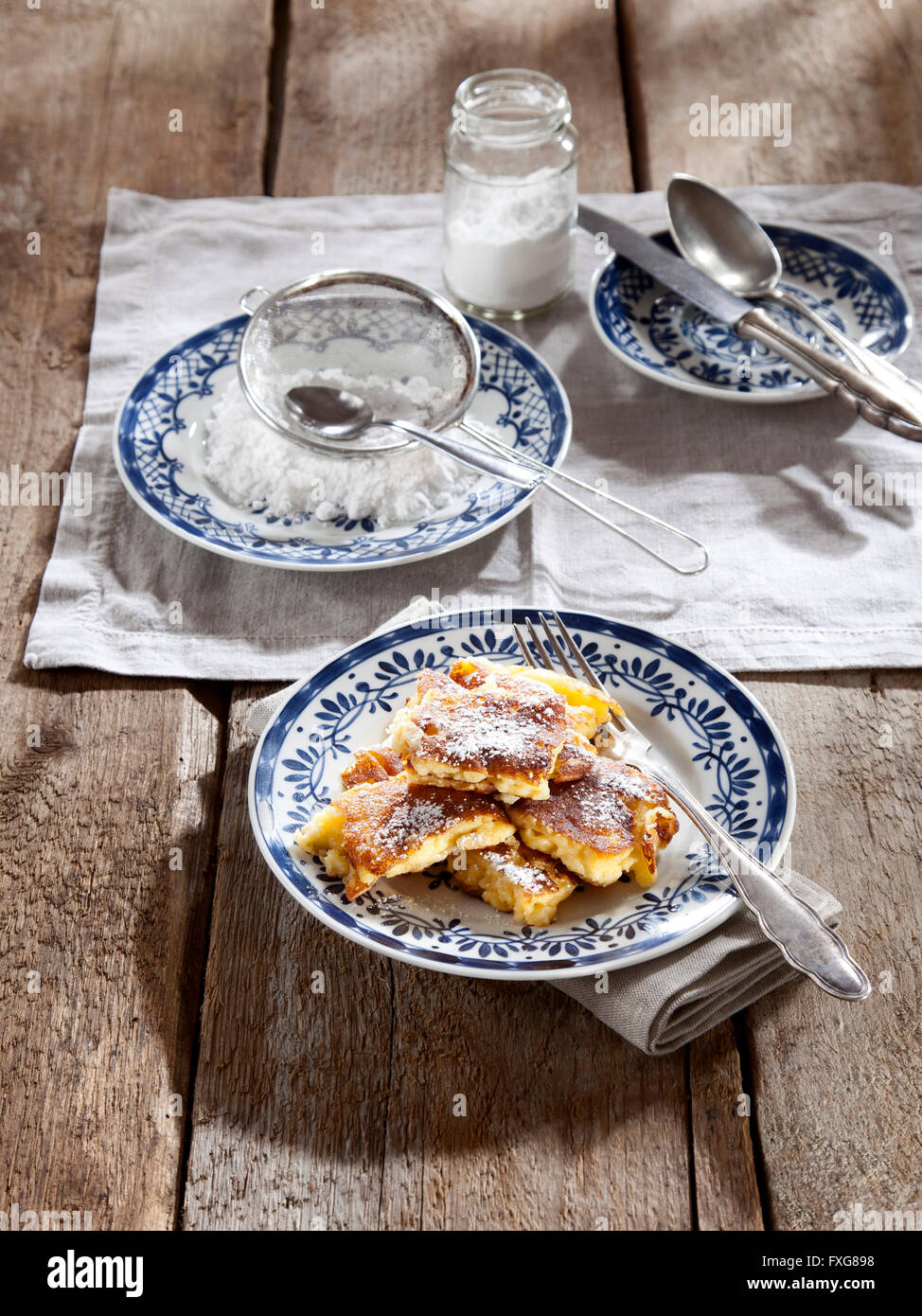 Frittelle con zucchero a velo, dessert, cucina austriaca Foto Stock