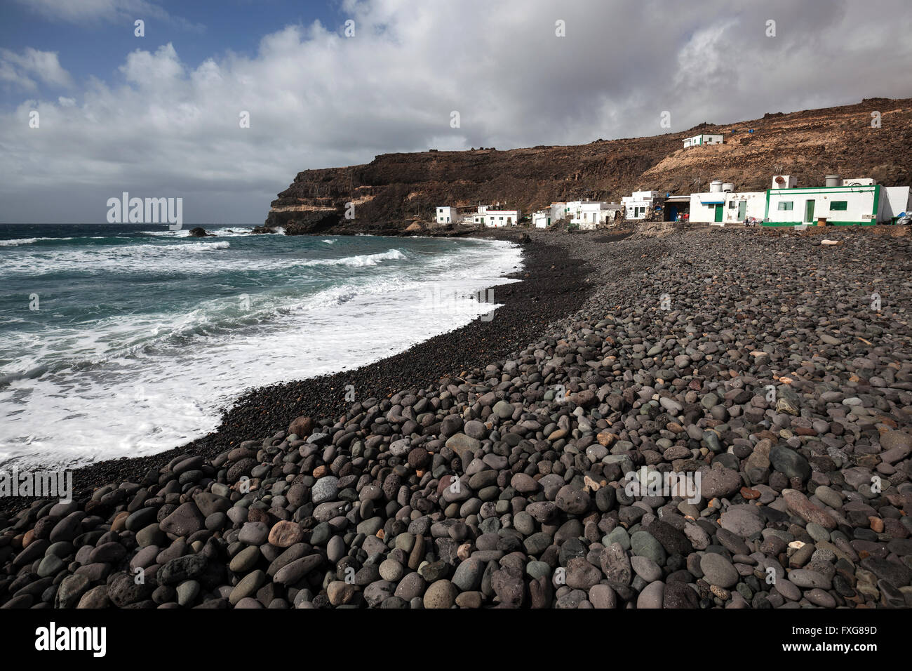 Lava, rocce laviche sulla spiaggia, Los Molinos villaggio di pescatori dal mare, Fuerteventura, Isole Canarie, Spagna Foto Stock