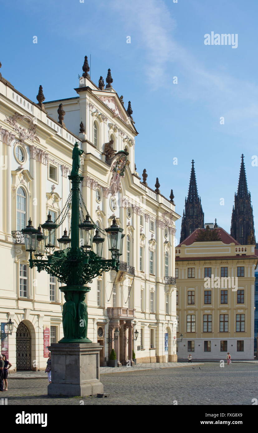 Piazza Hradčany, Lobkowicz Palace o il Palazzo Arcivescovile, Praga, Repubblica Ceca Foto Stock