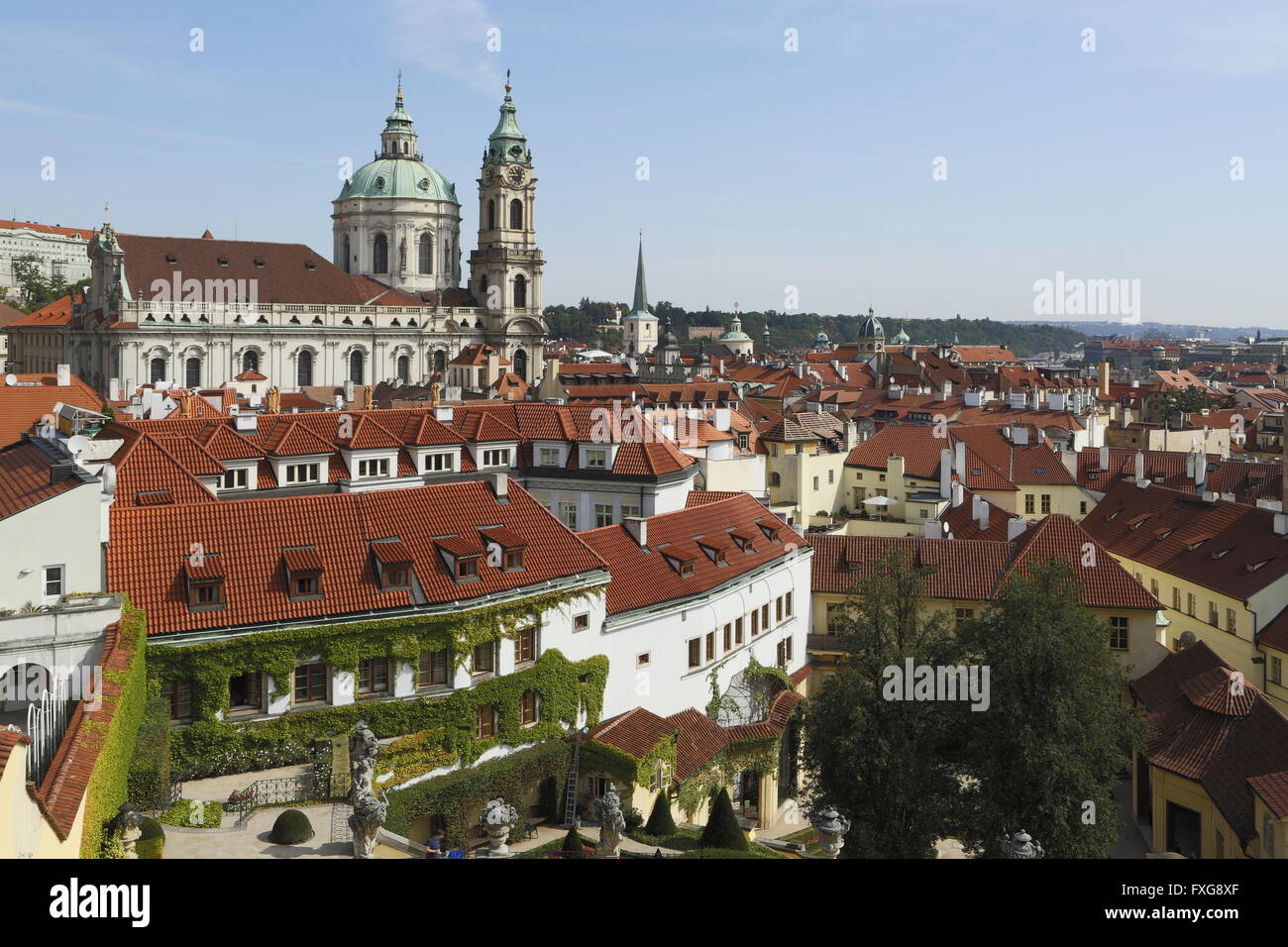 Veduta della chiesa di San Nicolaus, davanti Vrtba Garden, giardini barocchi, Sito Patrimonio Mondiale dell'UNESCO, Mala Strana di Praga Foto Stock