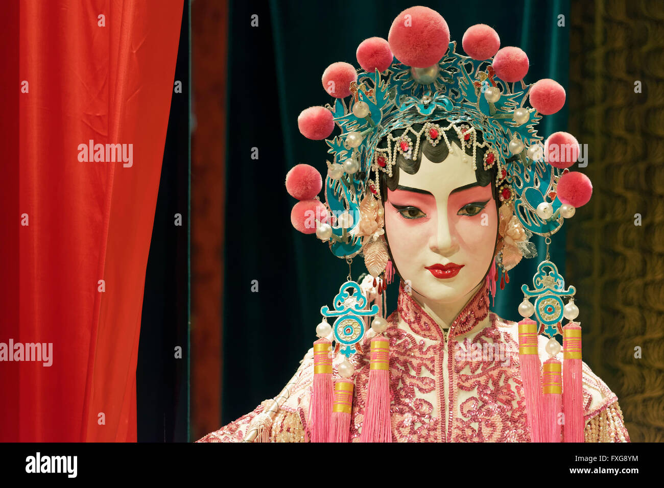 Bambola in costume, personaggio femminile, moglie del maresciallo dei sei regni in cantonese opera, Cantonese Opera Heritage Hall Foto Stock
