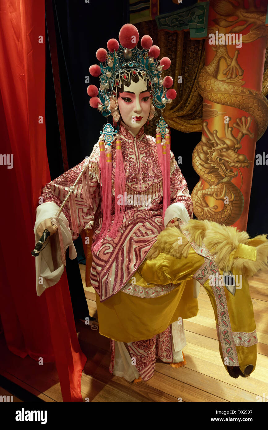 Bambola in costume, personaggio femminile, moglie del maresciallo dei sei regni in sella ad un cavallo in cantonese opera Foto Stock