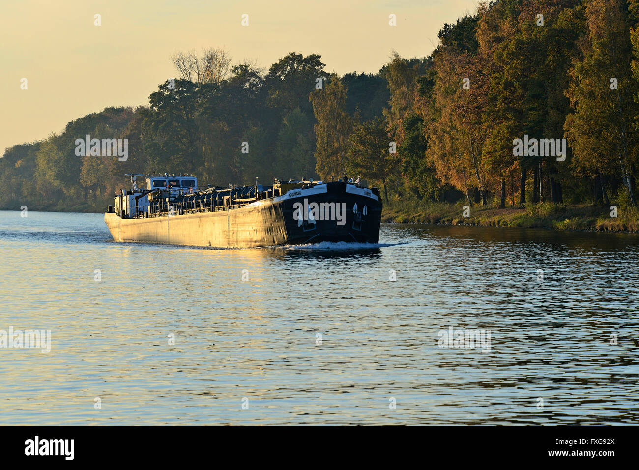 Nero nave cargo yggdrasi sul mittelland canal, Hannover-nordhafen, Hannover, Bassa Sassonia, Germania Foto Stock