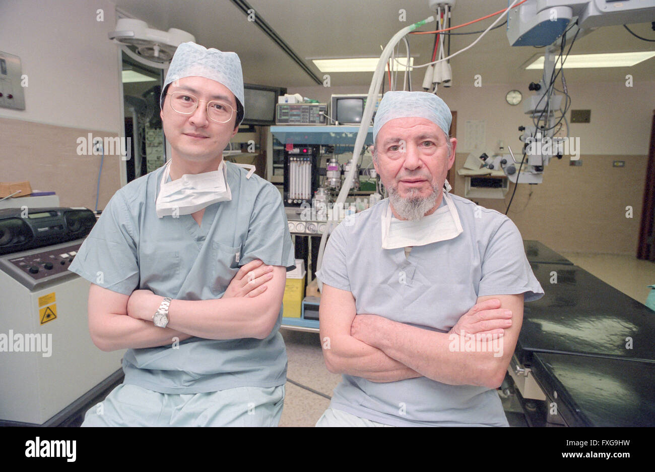 Dr Christopher Liu (sinistra) e il Professor GianCarlo Falcinelli presso la Sussex Eye Hospital. Foto Stock