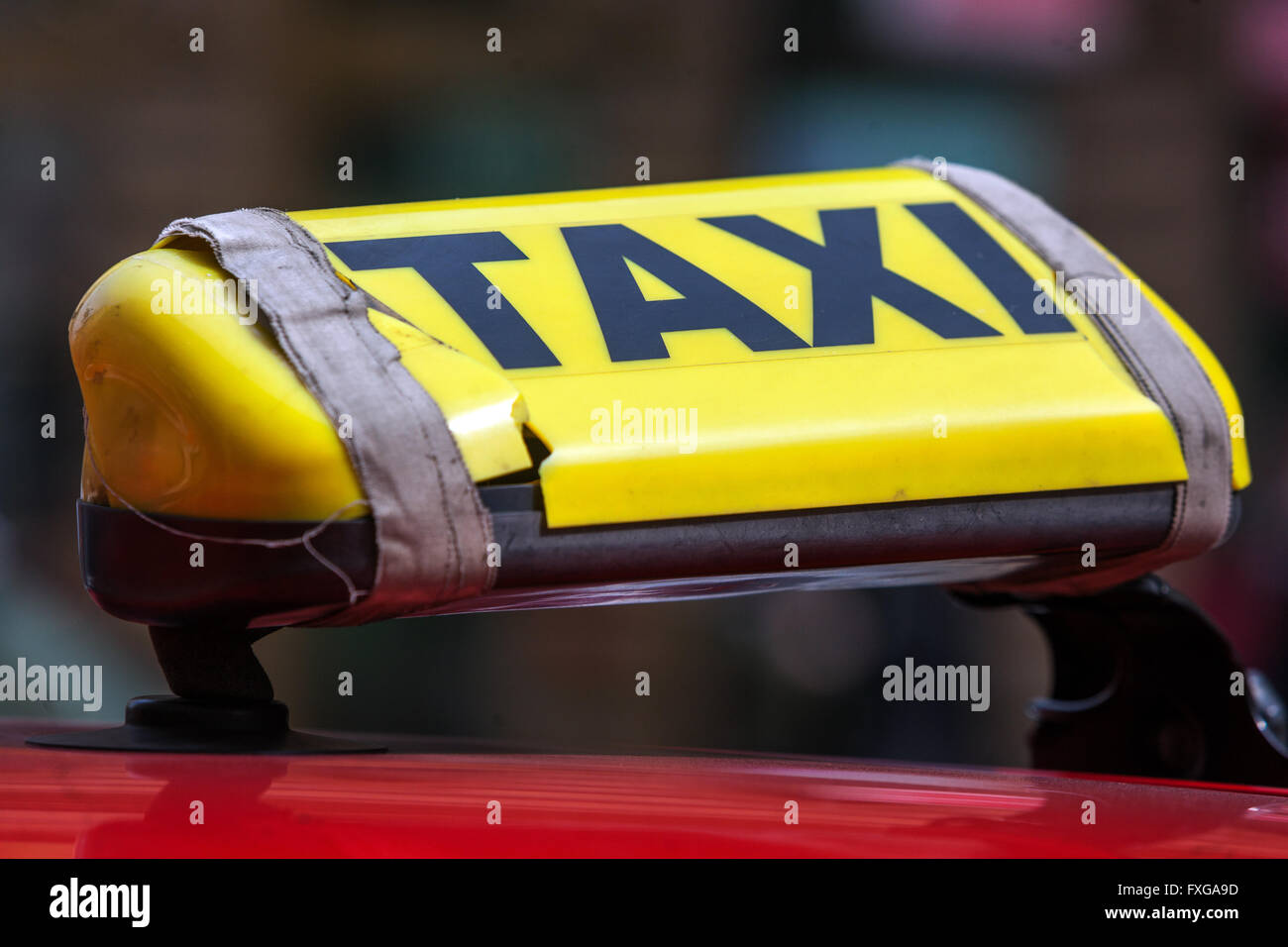 Yellow taxi segno Praga Repubblica Ceca, rinforzata con nastro adesivo, Foto Stock