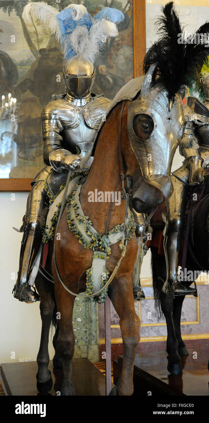 Lo stato Museo Hermitage. Nella Sala dei cavalieri. Cavalieri in armatura a cavallo. Il XVI secolo. San Pietroburgo. La Russia. Foto Stock