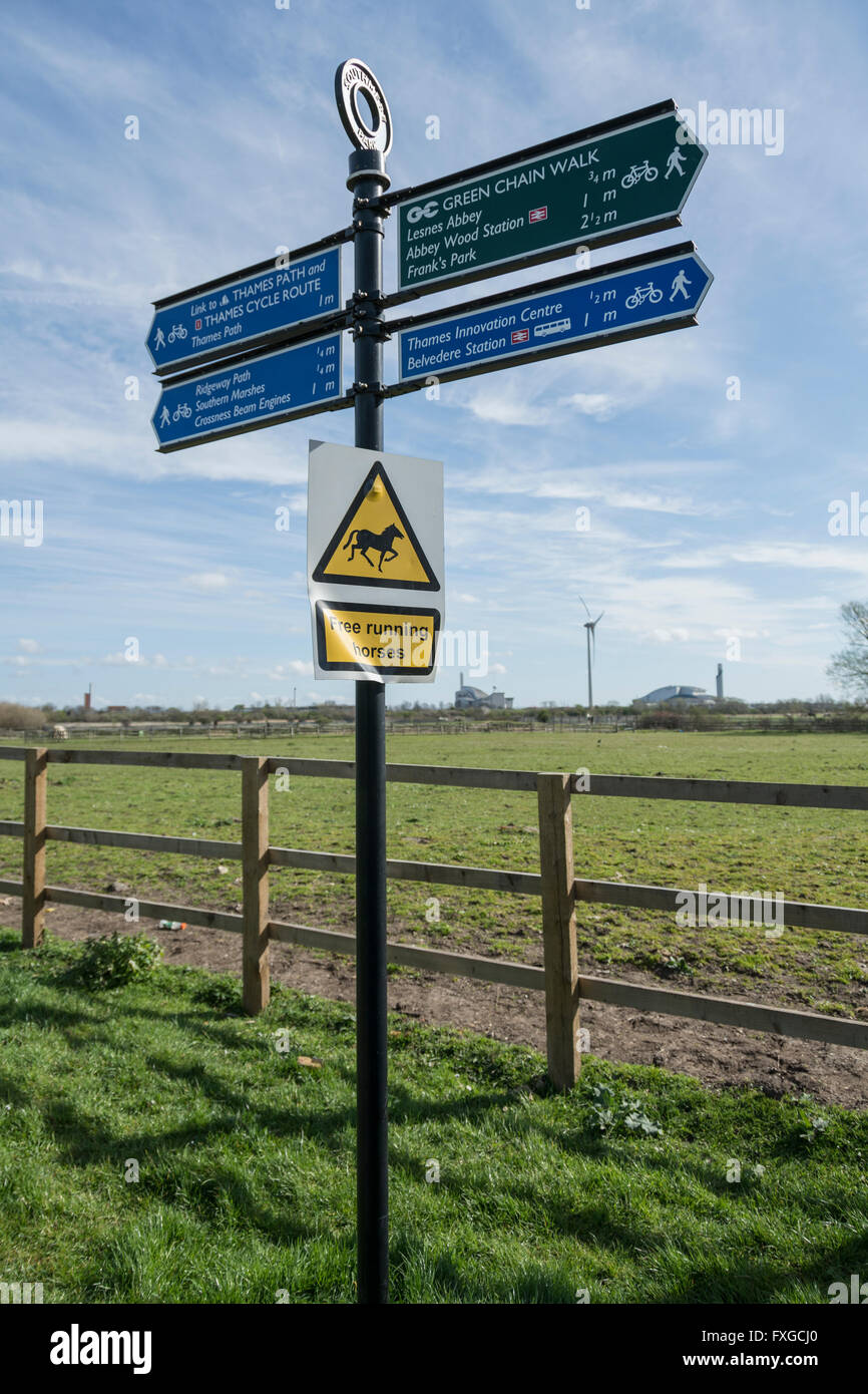 Digital Signage lungo il Tamigi vicino percorso Crossness in London, SE2, Regno Unito Foto Stock
