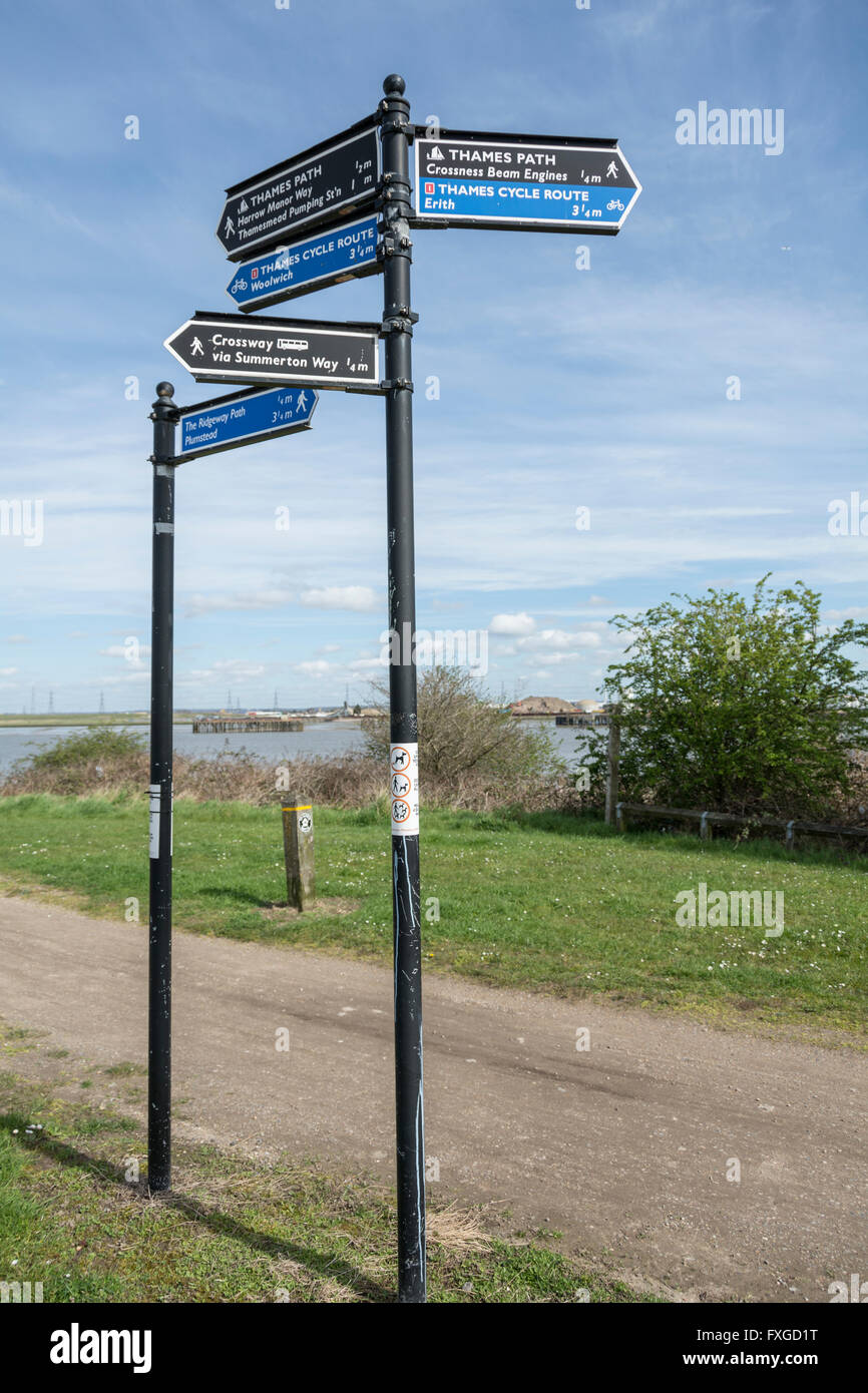 Digital Signage lungo il Tamigi vicino percorso Crossness in London, SE2, Regno Unito Foto Stock