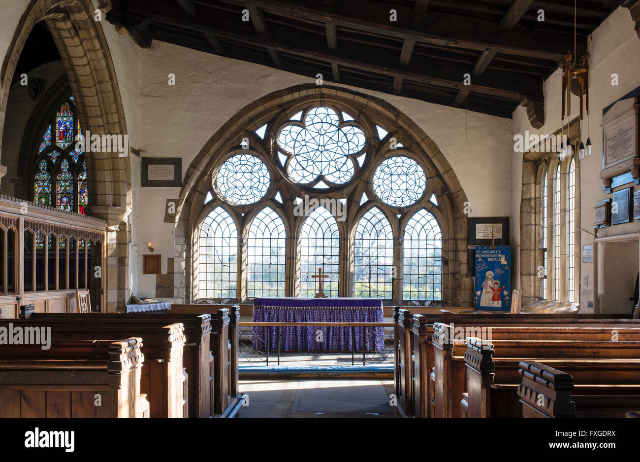 Cappella della Madonna, con esso medievale della finestra Jervaulx, in san Gregorio Chiesa, Bedale, North Yorkshire, Inghilterra, Regno Unito Foto Stock