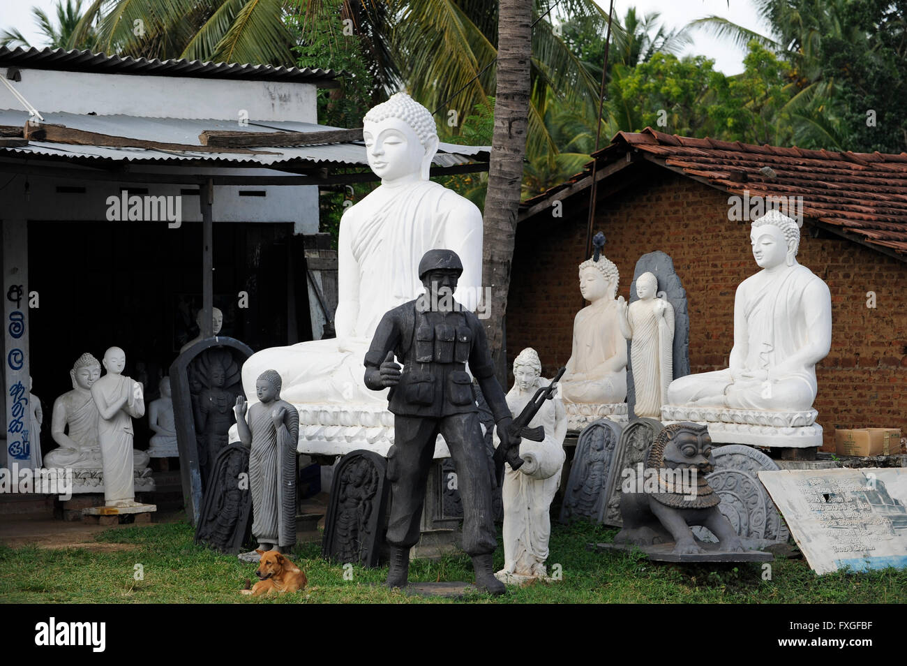 SRI LANKA, nuovo stupa buddisti costruzione sta succedendo dopo la guerra contro il LTTE tigri tamil, buddha e i cingalesi soldato sculture in atelier di scultura / SRI LANKA, nach dem Sieg gegen die tamil LTTE Tiger werden in tamilischen Gebieten auffaellig viele neue buddhistische Stupa gebaut, Werkstatt eines Skulpteurs, Buddha Figuren und Skulptur eines Soldaten singhalesischen Foto Stock