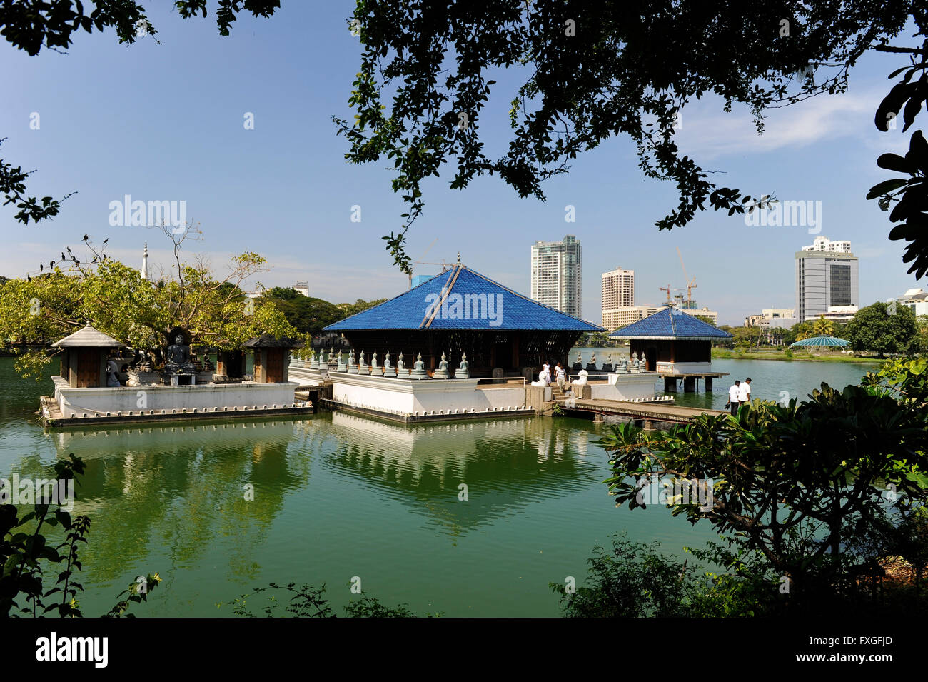 Nello Sri Lanka Colombo, buddista Simamalaka santuario su di un isola del lago di Beira Foto Stock