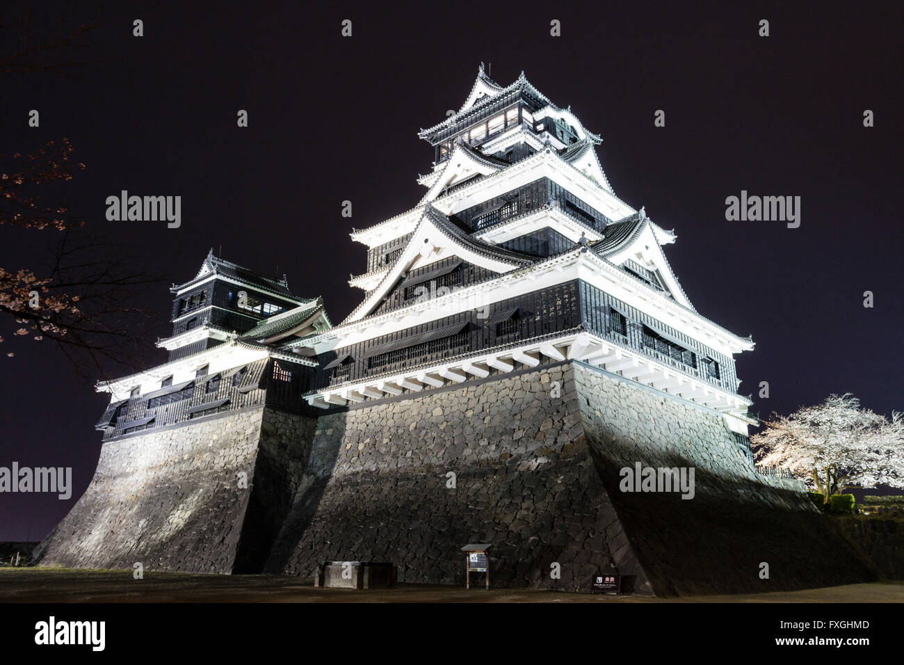 Giappone, Castello di Kumamoto. La doppia principale tenere, Daitenshu e Shotenshu, maggiore e minore di mantiene, illuminata di notte tempo. Prima di danni del terremoto. Foto Stock